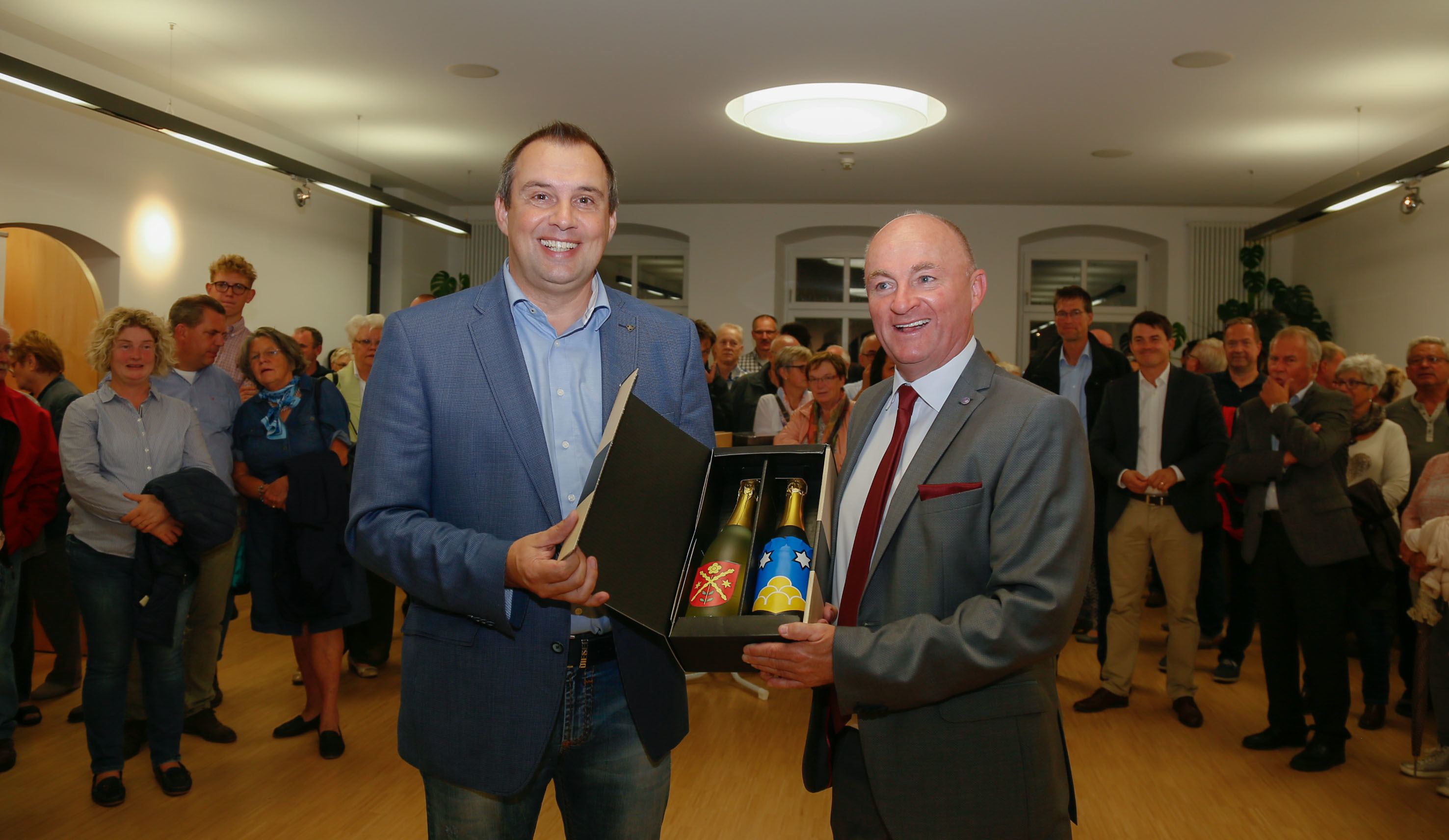 Dietmar Benz (rechts) nahm zahlreiche Glückwünsche entgegen.