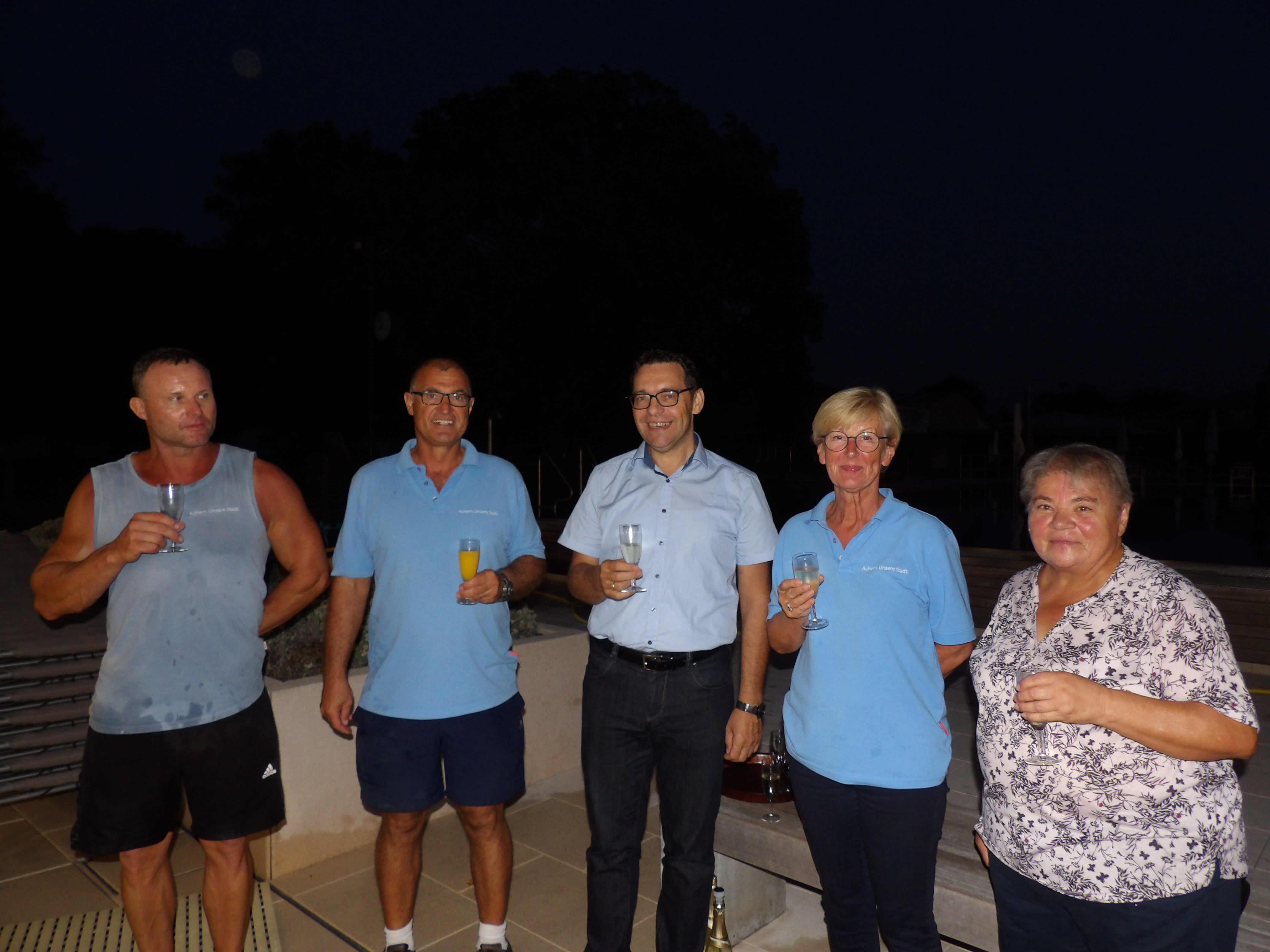 Oberbürgermeister Klaus Muttach (M.) stößt mit Mitarbeitern des Freizeitbades an: René Herrmann (l.), Schwimmmeister Thomas Lang (2. v. l.) und Christa Sude sowie Katharina Tomposch (r.).
