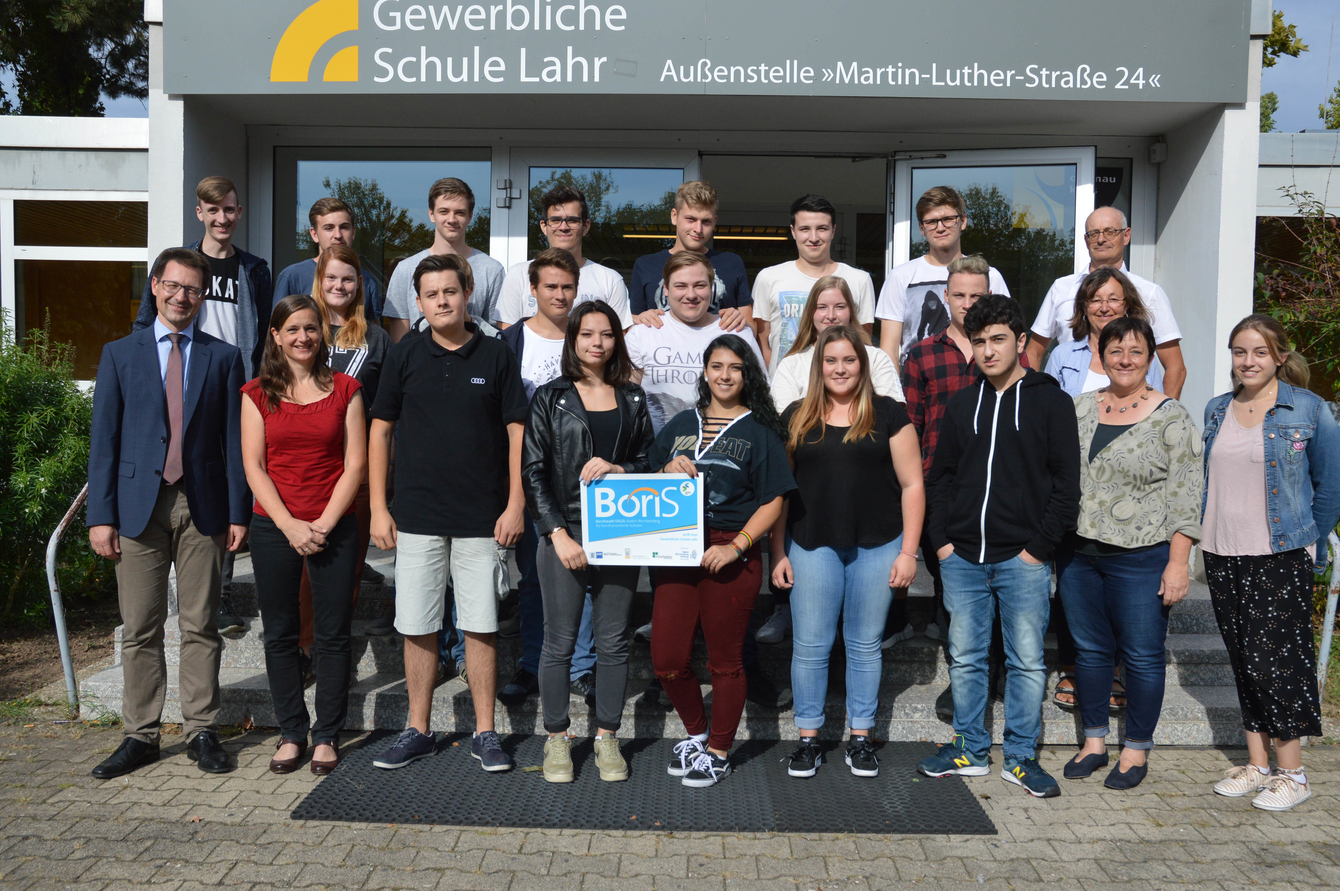 Die Schüler des Berufskollegs II freuen sich mit Schulleiter Bernd Wiedmann und Abteilungsleiterin Uta Klingenberger (vorne von links) und ihren Fachlehrern Helen Körfges (Zweite vorne von rechts), Brigitta Kaufmann (zweite Reihe rechts) und Jürgen Fromknecht (hinten rechts) über die Auszeichnung der Gewerblichen Schule Lahr mit dem Boris-Berufswahlsiegel.