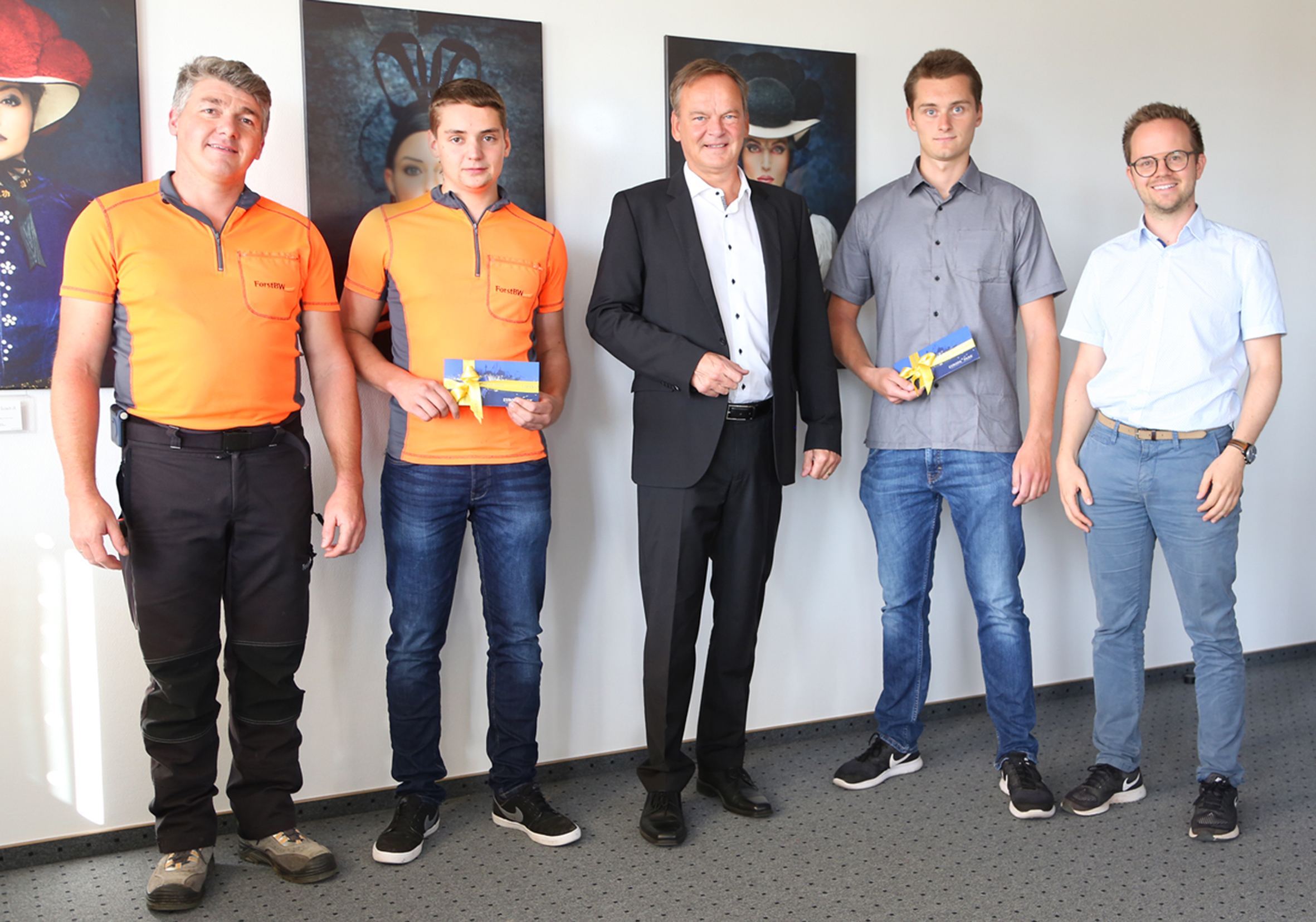 Landrat Frank Scherer (Mitte) beglückwünschte Jannik Rösch (l.) und Markus Metz, ganz links Achim Zehnle, Ausbildungsmeister im Forstlichen Ausbildungsstützpunkt Ettenheimmünster, ganz rechts Bastian Oswald von der Ausbildungsleitung im Landratsamt Ortenaukreis.