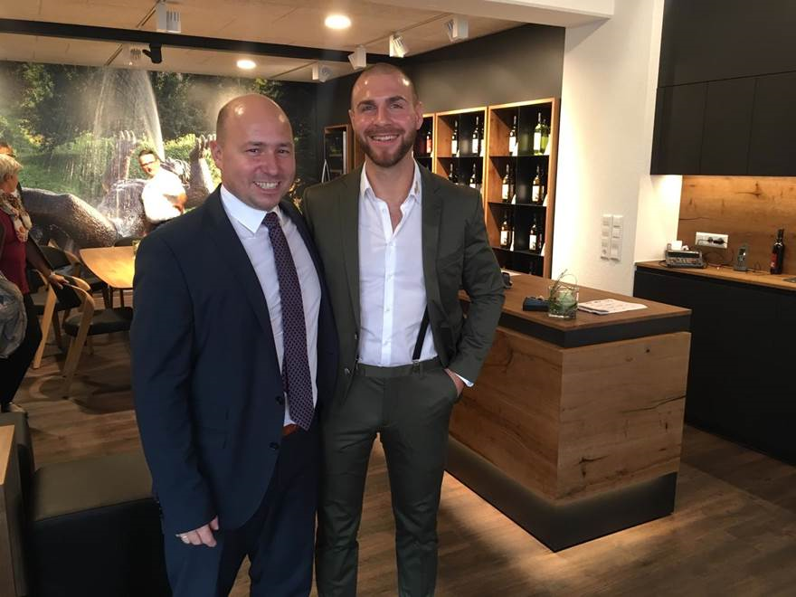 Freuen sich über den neuen Verkaufsraum in der Vinothek Zell-Weierbach: Christian Gehring, Geschäftsführer der Weinmanufaktur Gengenbach-Offenburg (links, und Florian Streif, Leiter Direktvertrieb und Marketing.