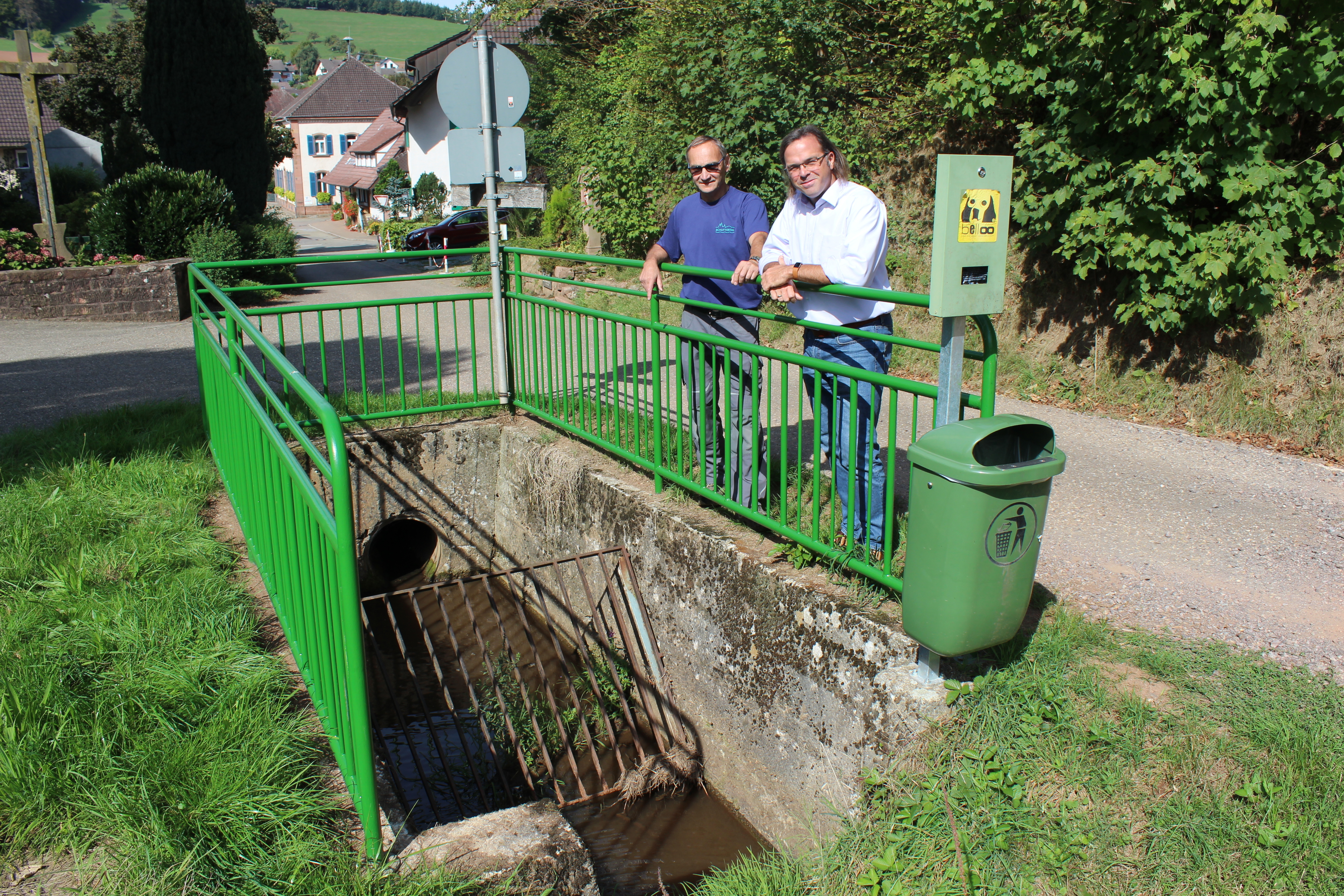Bürgermeister Carsten Gabbert (rechts) und Bauhofleiter Reinhard Ams am Einlassbauwerk am Kirchgraben in Schuttertal, das für den Hochwasserschutz mit einem Gitter versehen wurde.
