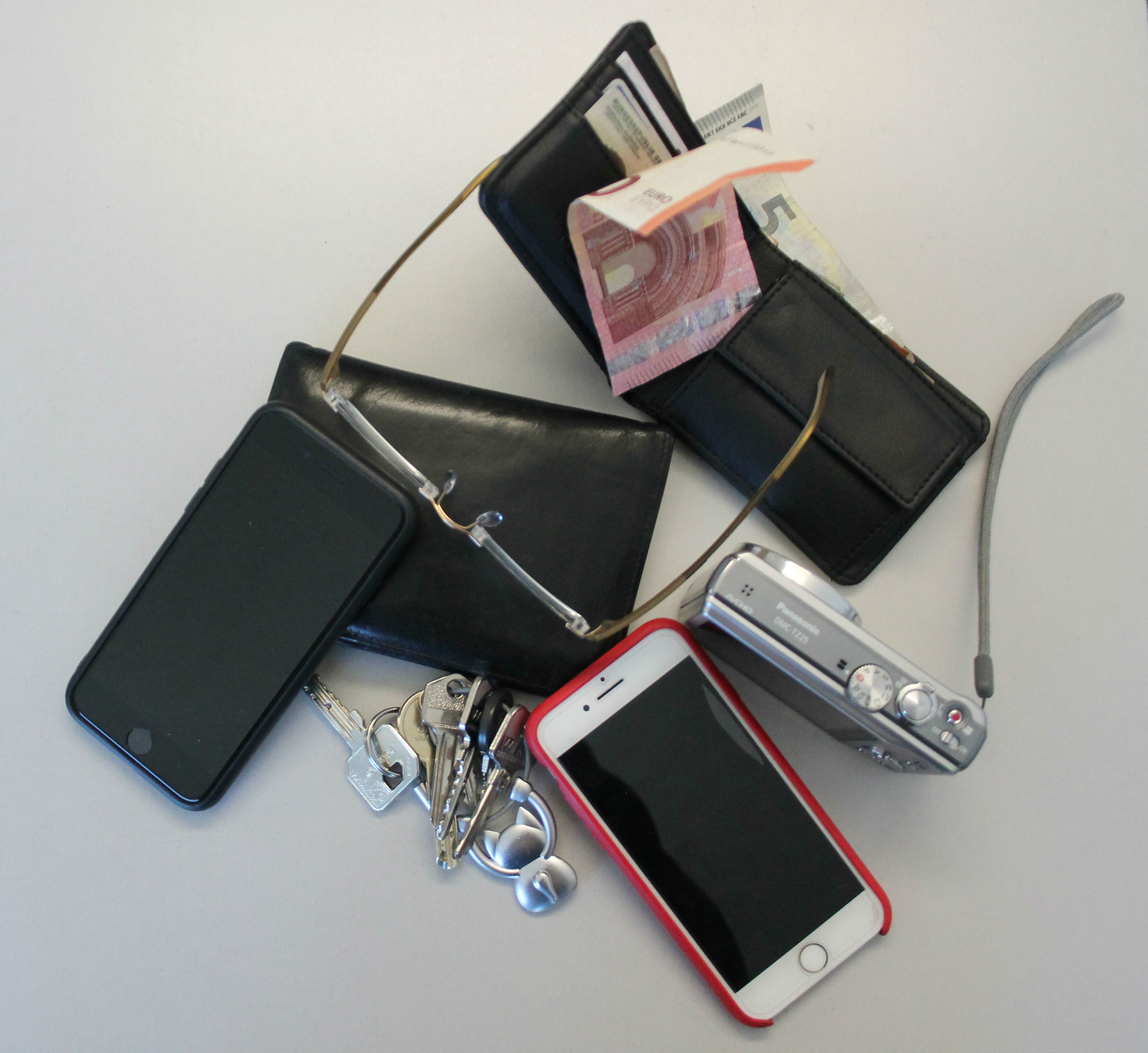 Wichtige Alltagsgegenstände finden den Weg ins Fundbüro, darunter Schlüssel, Brillen, Mobiltelefone und Brieftaschen.