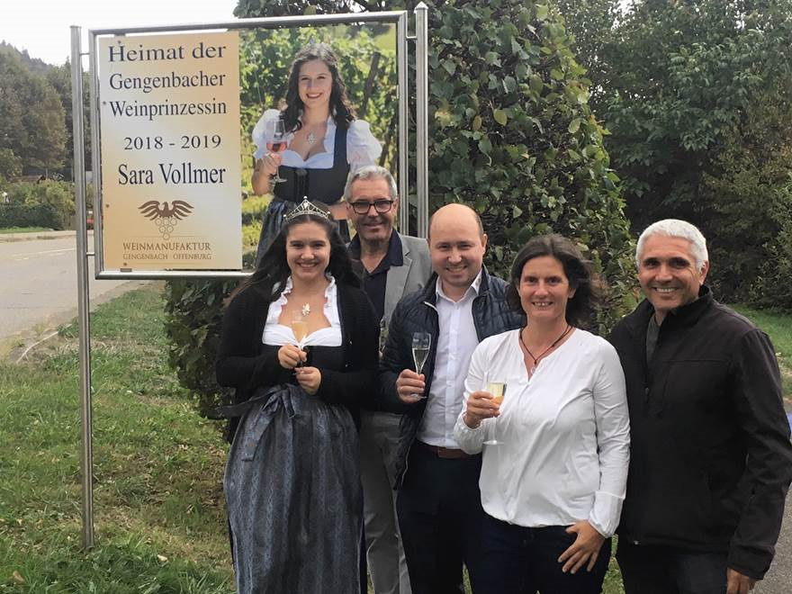 Weinprinzessin Sara Vollmer, Bürgermeister Markus Vollmer, Geschäftsführer Christian Gehring, die Eltern Claudia Strecker-Vollmer und Klaus Vollmer (v. l.)