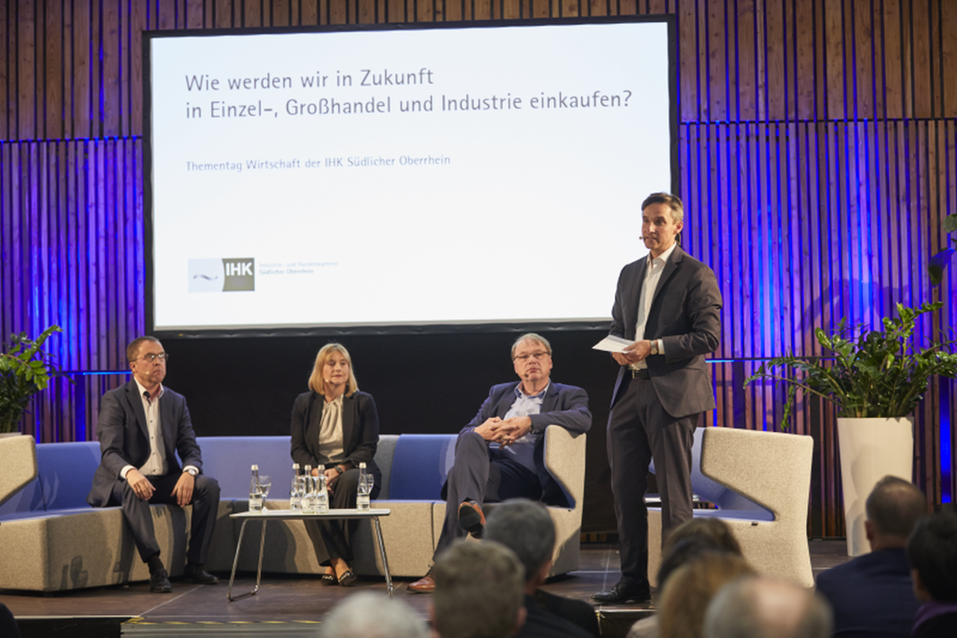 Markus Bruder, Geschäftsführer Friedrich Streb Franz Bruder GmbH, Offenburg, Andrea Bußmann, Geschäftsführerin Grohe Deutschland Vertriebs GmbH, und Peter Tepaß, Geschäftsführer Vertrieb Obi GmbH & Co. Deutschland KG, diskutierten mit IHK-Präsident Dr. Steffen Auer über die Digitalisierung im Handel.