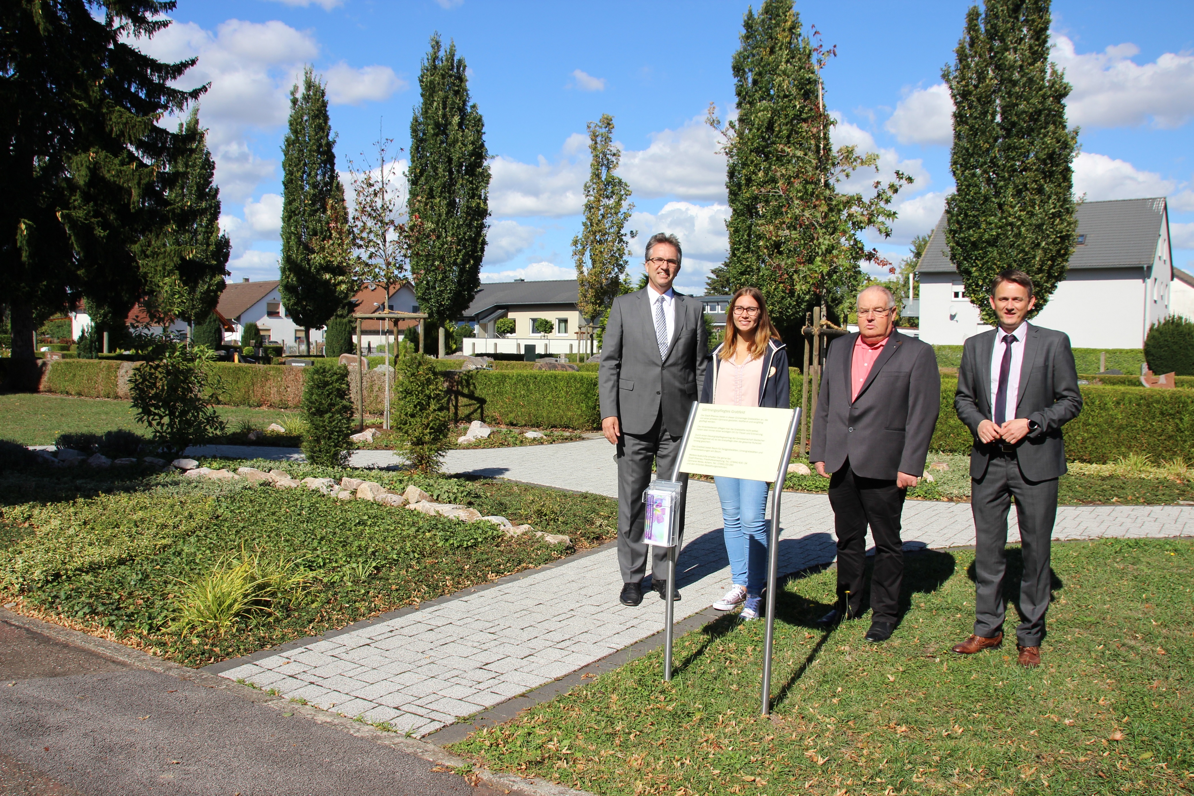 Unser Bild (v. l.): Bürgermeister Michael Welsche, Melina Blank von der städtischen Friedhofsverwaltung, Günther Weiss von der Gärtnerei Weiss und Thomas Heiland von der Genossenschaft Badischer Friedhofsgärtner vor dem neu angelegten gärtnergepflegten Gräberfeld