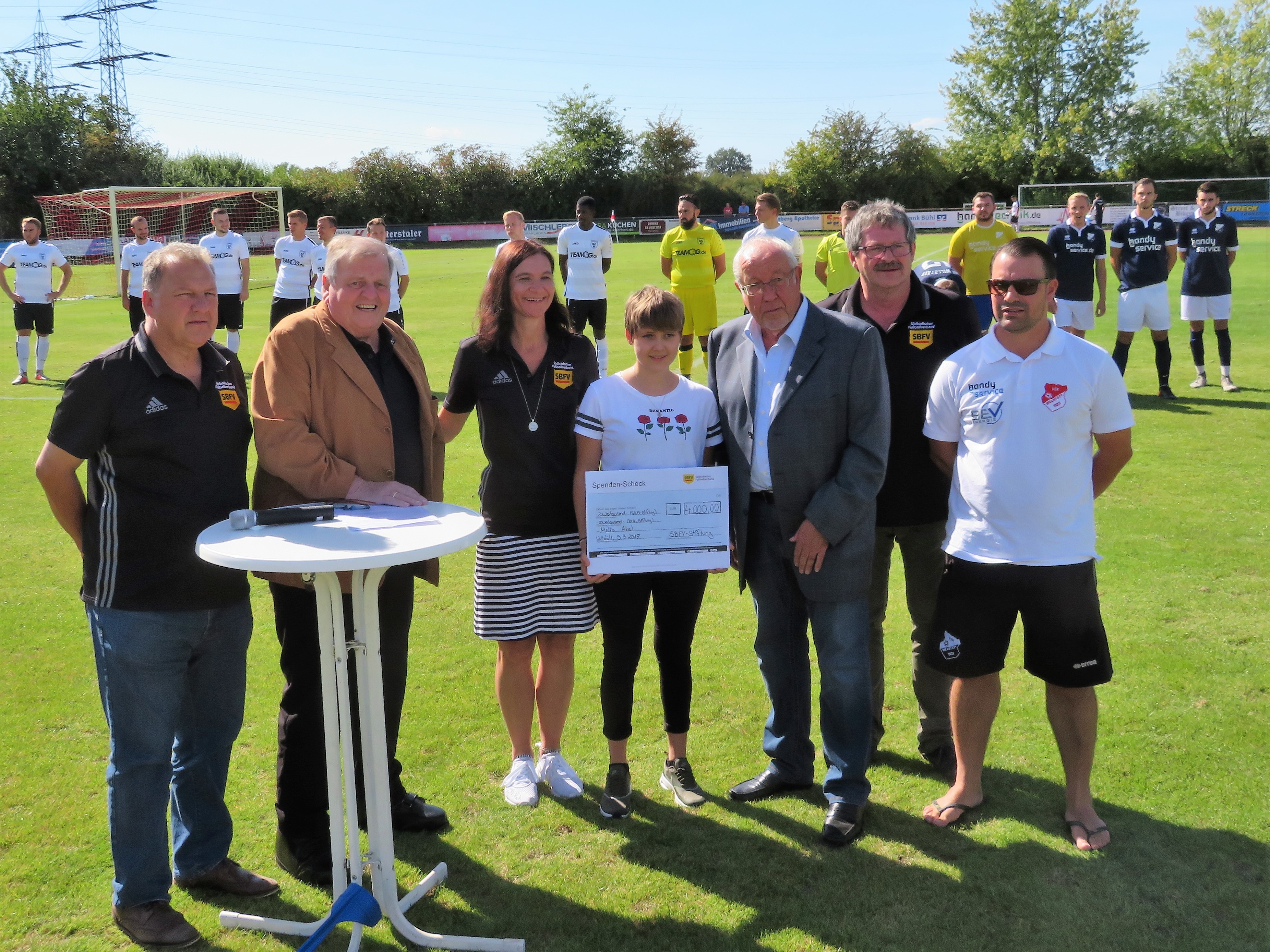 Unser Bild (v. l.): Reiner Lehmann (Staffelleiter Fußball Bezirk Offenburg), Hartmut Basler (Mitinitiator „Fußballer helfen Fußballern“ und Vorstandsmitglied der SBFV-Stiftung), Kerstin Rendler (stellvertretende Vorsitzende Fußball Bezirk Offenburg), Melia Akel (ehemalige Jugendspielerin des VfR Willstätt), Norbert Schlageter (Schatzmeister des SBFV), Heinz Schwab (Vorsitzender Fußball Bezirk Offenburg) und Stefan Hochwald (erster Vorstand VfR Willstätt)
