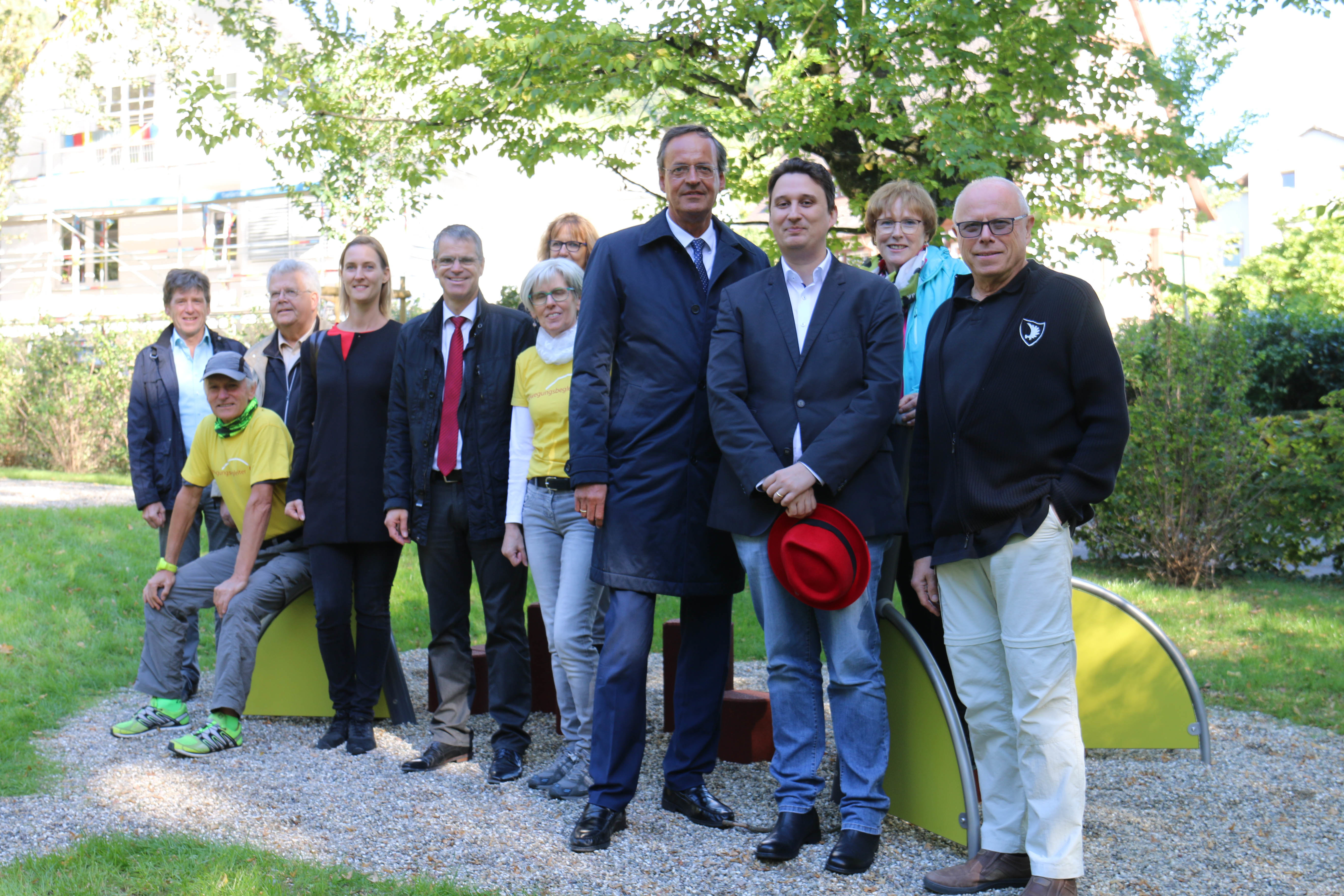 Oberbürgermeister Matthias Braun (M.) konnte mit Bürgermeister Christoph Lipps viele Gäste zur offiziellen Eröffnung des Bewegungsparcours begrüßen. Das Bild zeigt sie unter anderem mit Verena Kopp-Kast, Vorsitzende des LEADER-Vereins und weiteren Offiziellen.
