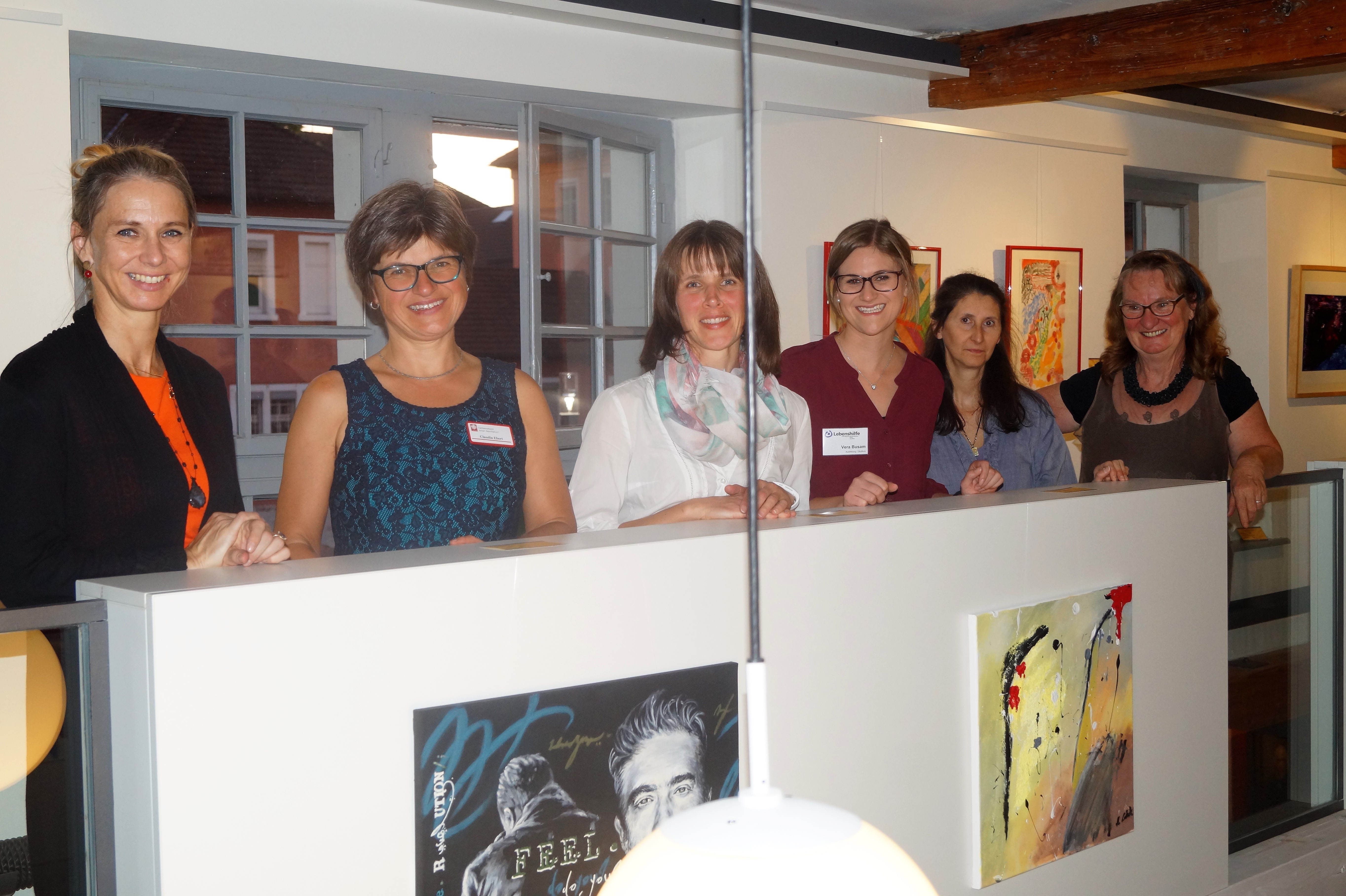 Das Organisationsteam der Ausstellung von links nach rechts: Cornelia Kittner-Ferrec von der Reha Werkstatt Offenburg, Claudia Ebert vom Caritasverband Acher-Renchtal, Sabine Herzog von der Median-Achertalklinik, Vera Busam von der Lebenshilfe WL Nordschwarzwald sowie Nathalie Cappa von Median-Achertalklinik und Cordula Peter von Alitera