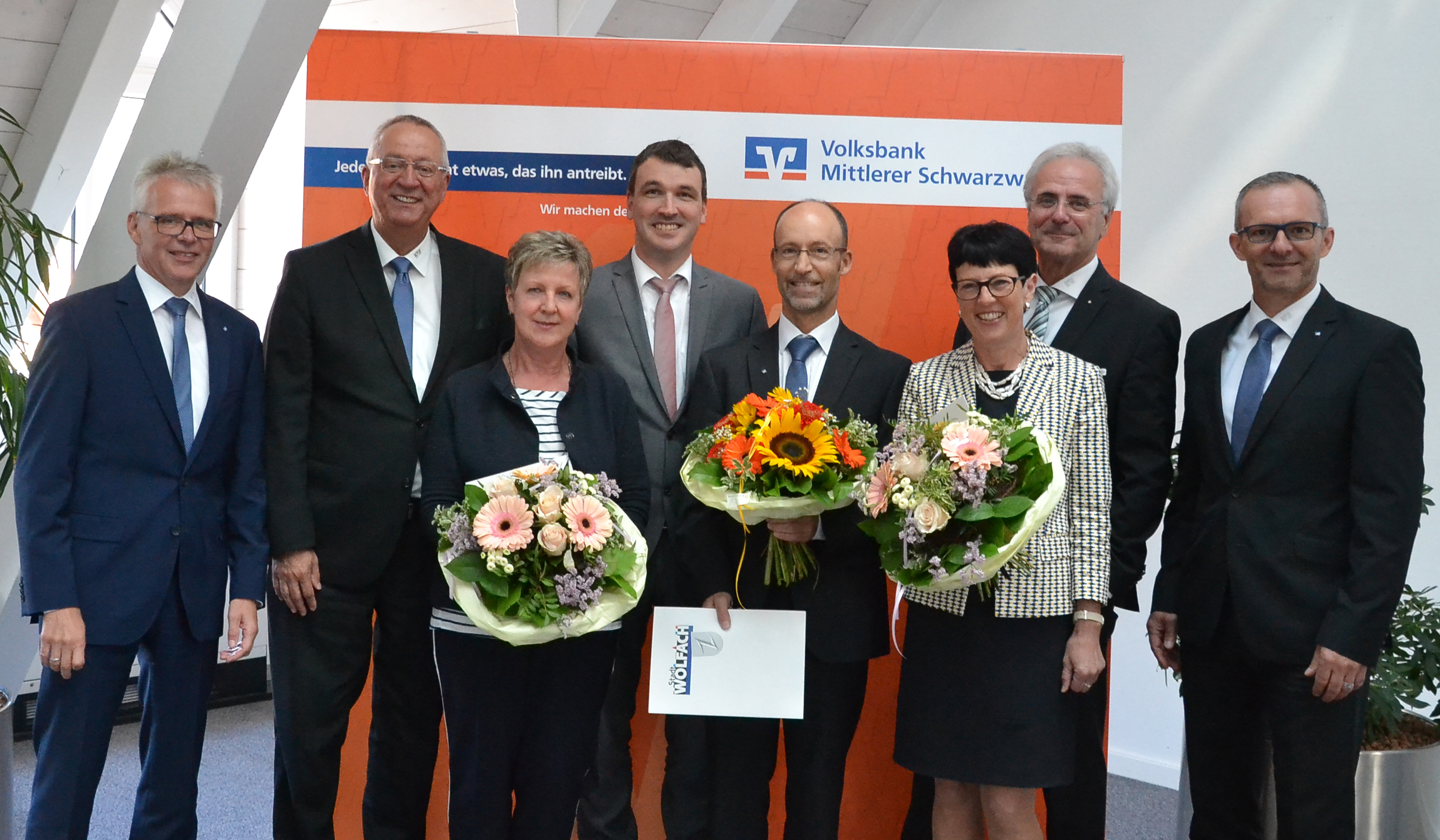 Foto von links: Martin Heinzmann (Vorstandsmitglied), Rainer Engel (Vorstandsmitglied), Inge Hauer, Thomas Geppert (Bürgermeister von Wolfach), Dieter Dold, Sabine Thimm, Manfred Kuner (Vorstandsvorsitzender), Oliver Broghammer (Vorstandsmitglied).