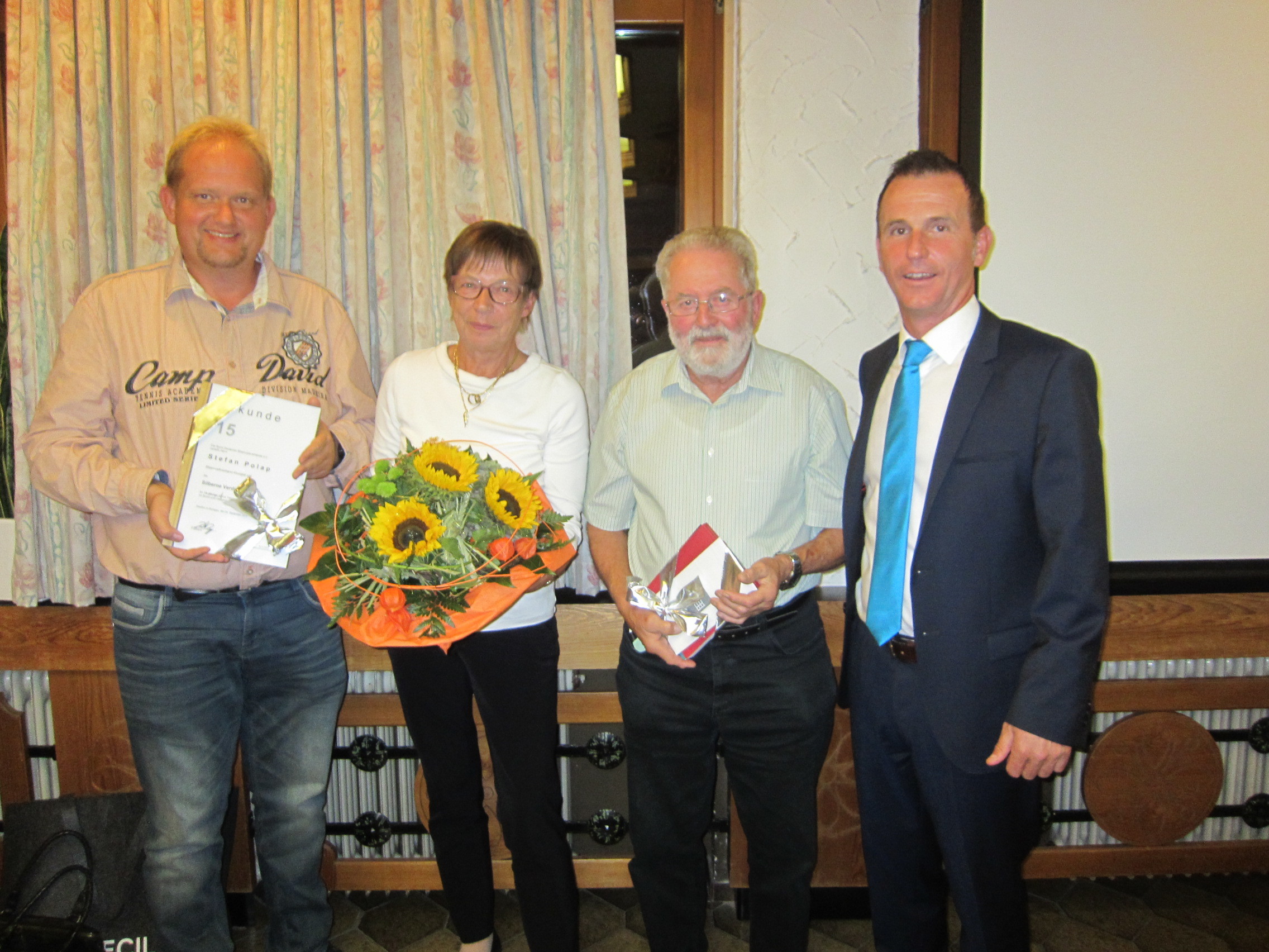 Foto v.l.: Verbandsdirigent Stefan Polap, Verbandsrechnerin und erstes weibliches Ehrenmitglied Martina Lauble, Ehrenpräsident Gerhard Roth und Verbandspräsident Armin Klausmann