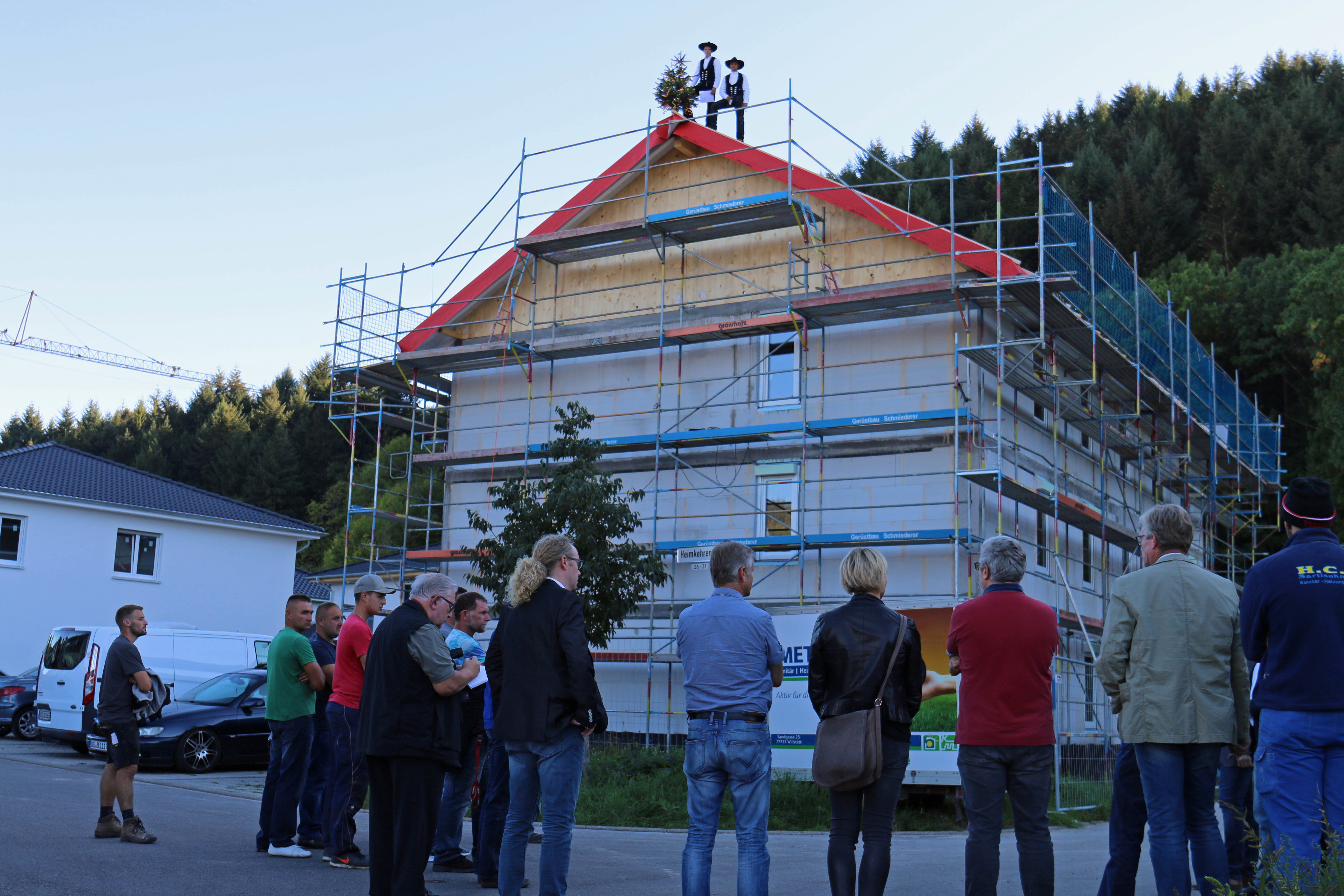 Mit dem Richtfest vereinte den Bauherrn Städtische Baugesellschaft mit den ausführenden Baufirmen und beteiligten Planern. Drei Mehrfamilienhäuser entstehen zurzeit im Baugebiet Heimkehrerstraße.