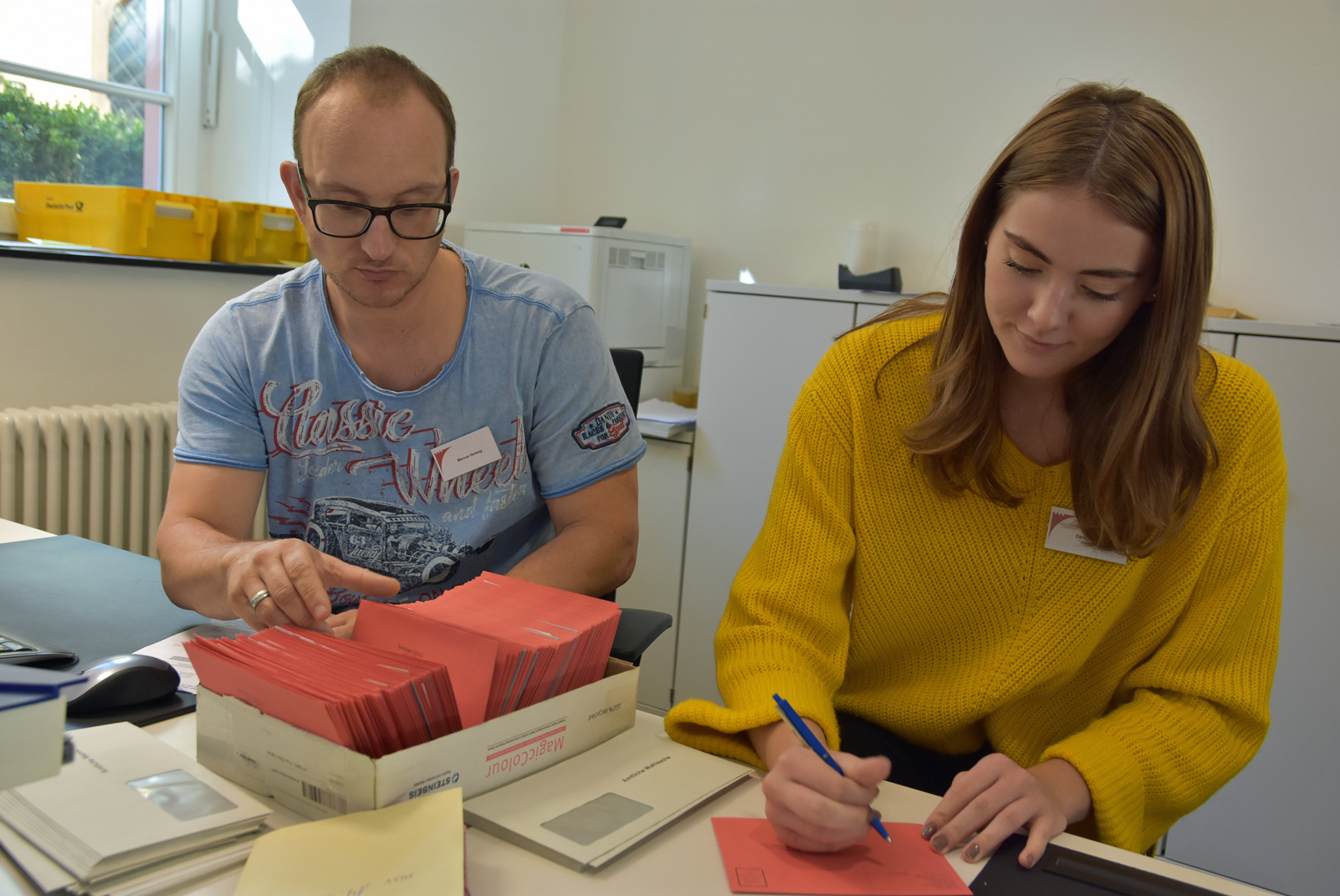 Marcus Hertwig und Dana Kast kümmern sich im Bürgerbüro um die Briefwähler.