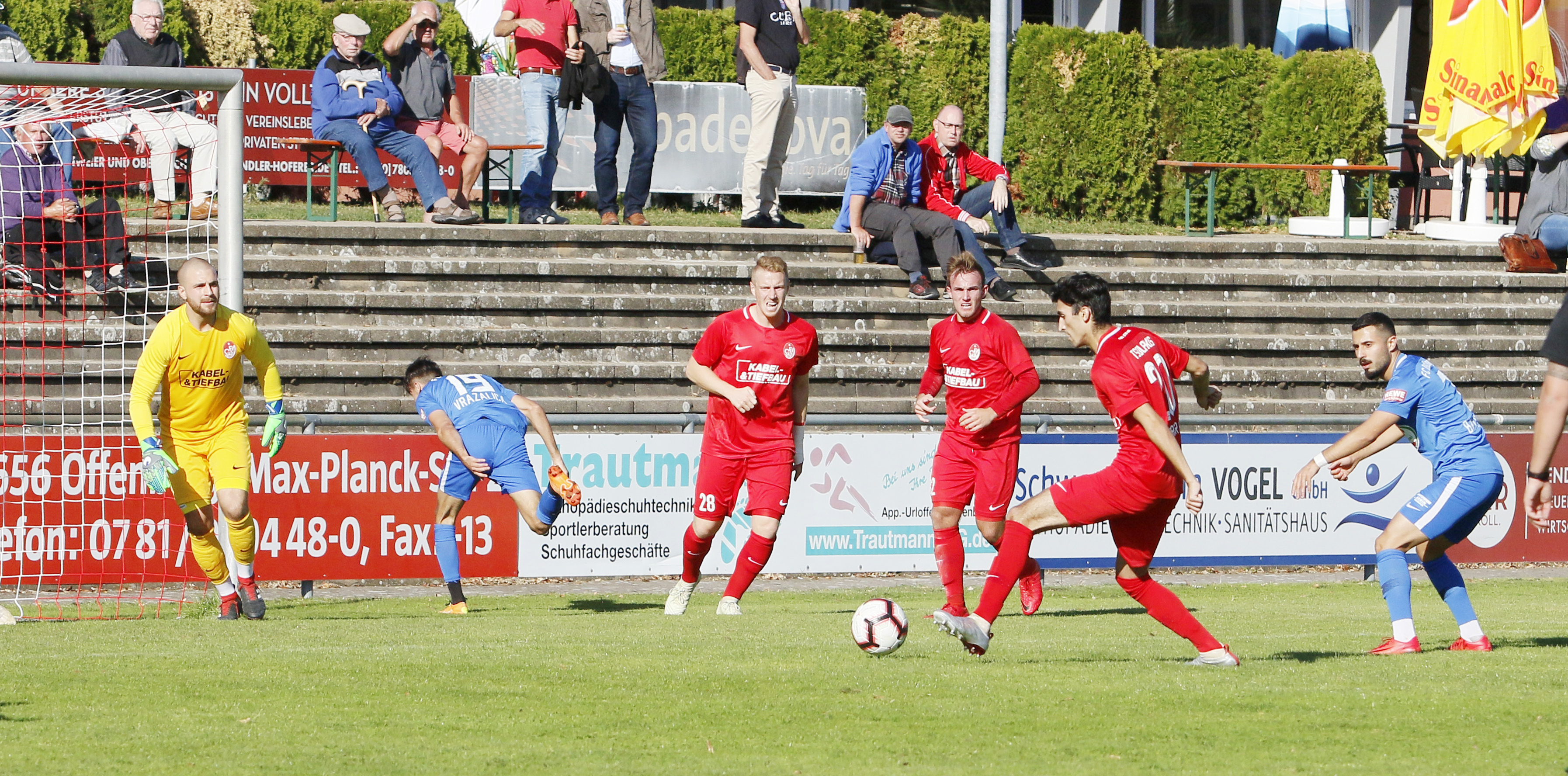 Der Offenburger FV (rotes Trikot) hatte im Spiel gegen Denzlingen alles im Griff.