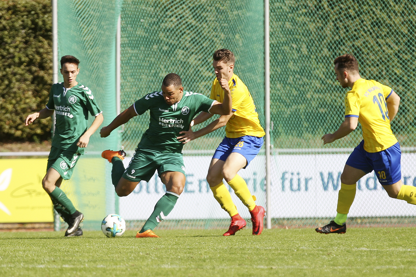 Auffälligster Spieler beim Kehler FV: Samuel Ntjam-Manguele (Mitte), der einen Strafstoß verschoss.