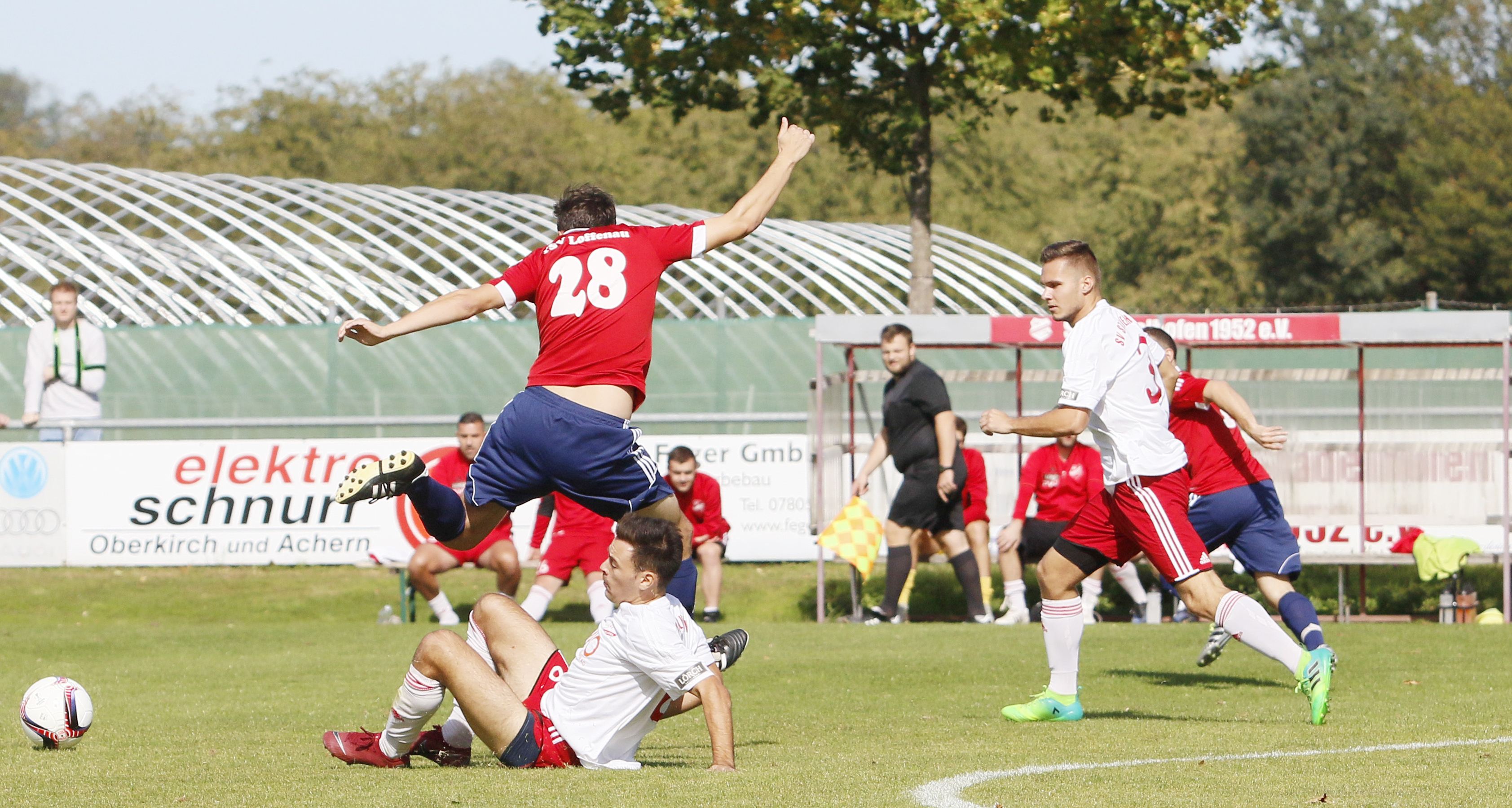 Der SV Stadelhofen (weißes Trikot) konnte sich im Heimspiel gegen Aufsteiger Loffenau nicht durchsetzen und verlor mit 1:2