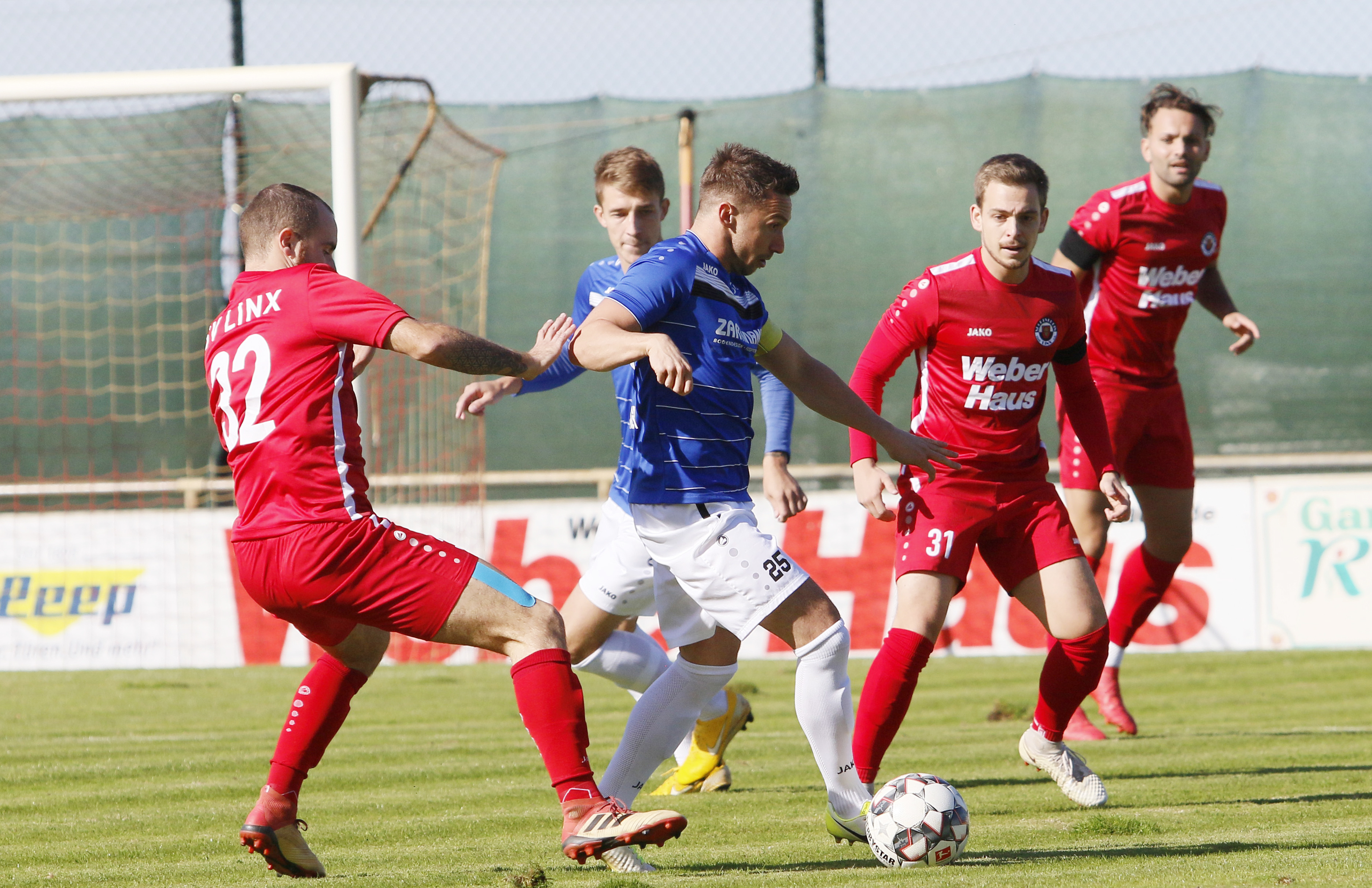Der SV Linx (rotes Trikot) musste sich, trotz einer 2:0-Führung, mit einem 2:2-Unentschieden gegen die Neckarsulmer Sport Union zufrieden geben.