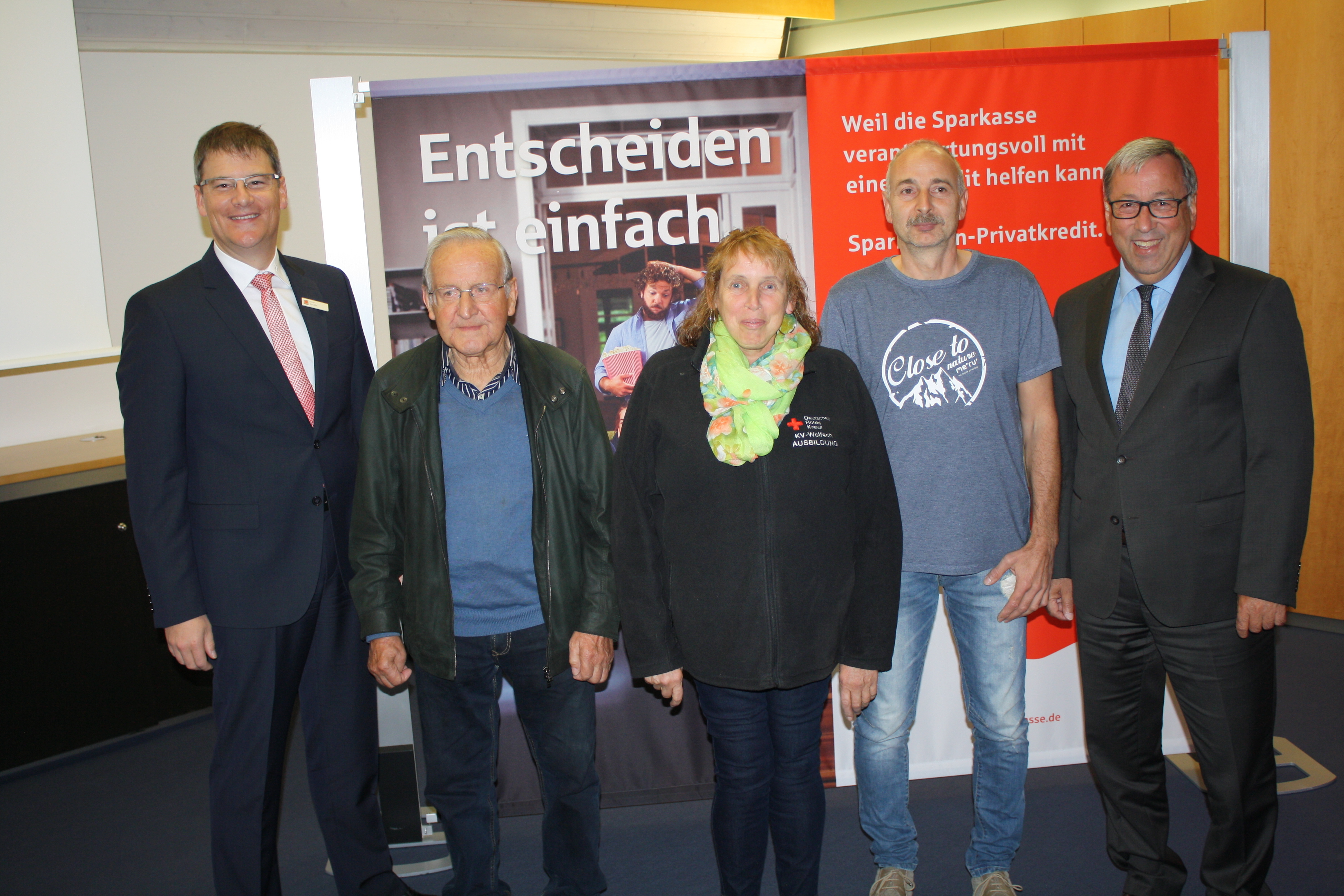 Foto (von links): Sparkassenchef Bernd Jacobs, Georg Allgaier, Jutta Eisenblätter, Frieder Blum und Hans-Joachim Schmidt