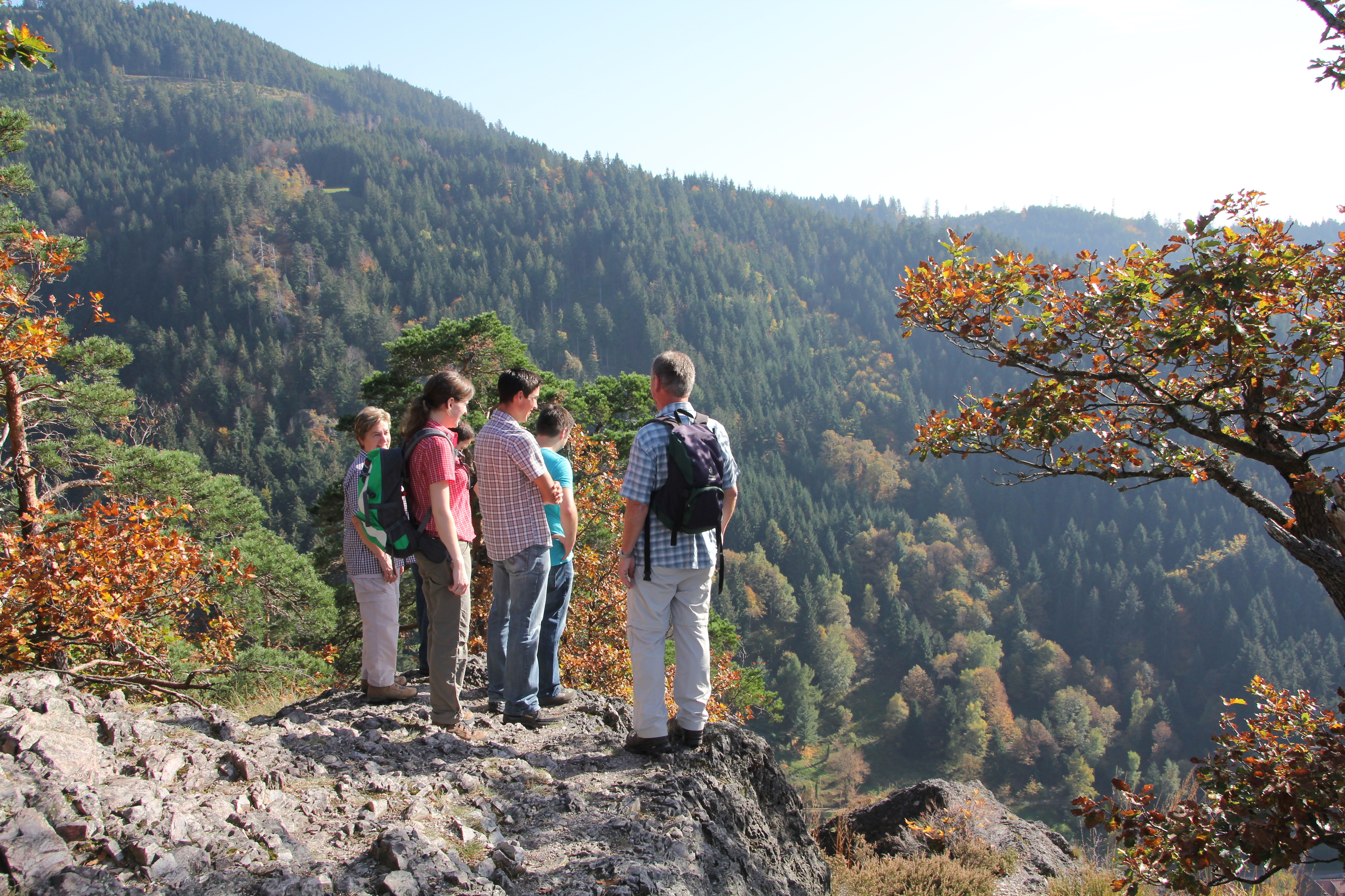 Wanderer genießen die Aussicht auf dem Wanderweg Karlsruher Grat. Er weist einen hohen Schwierigkeitsgrad auf.