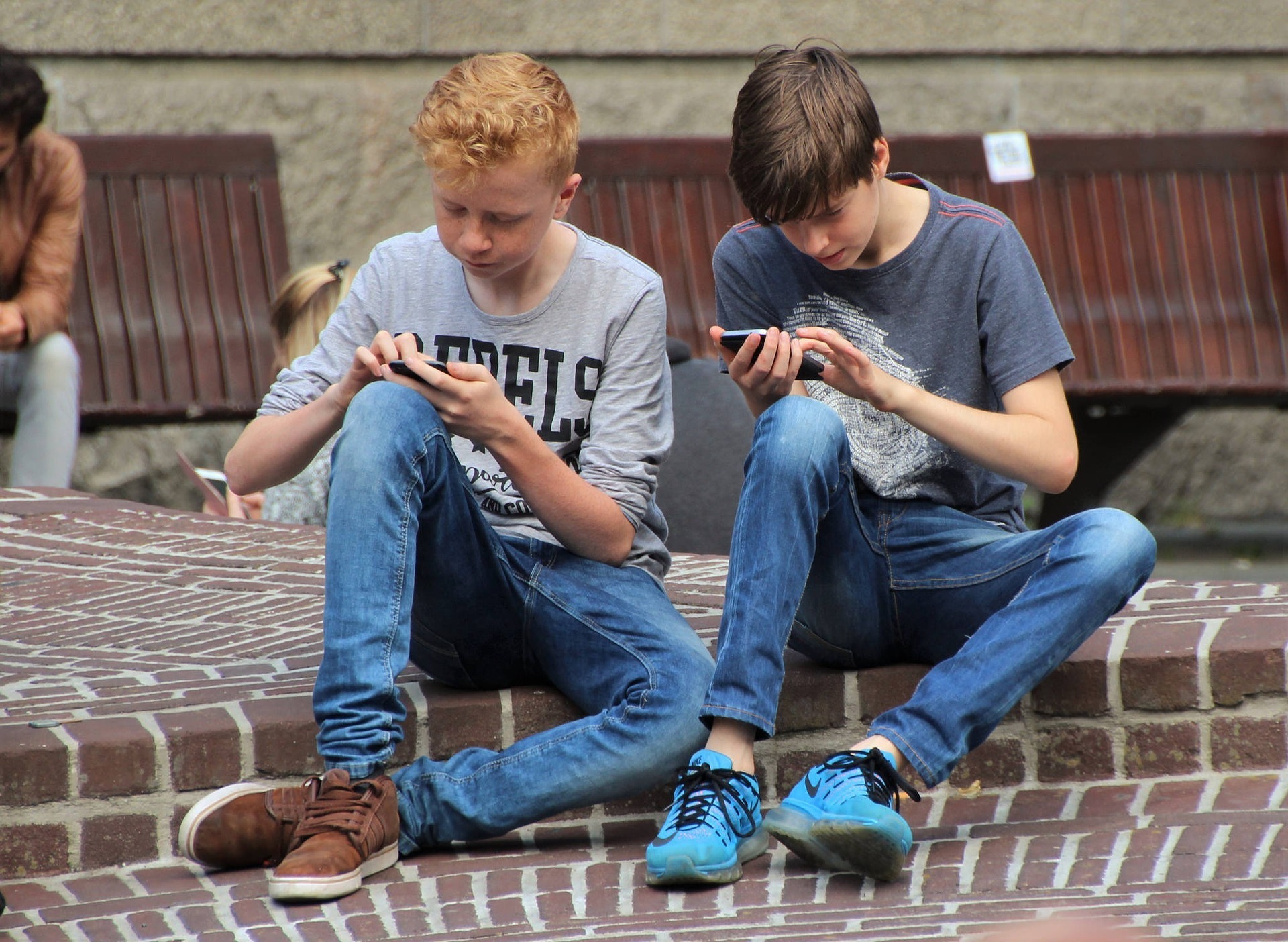 An manchen Schulen darf das Handy im Pausenhof benutzt werden.