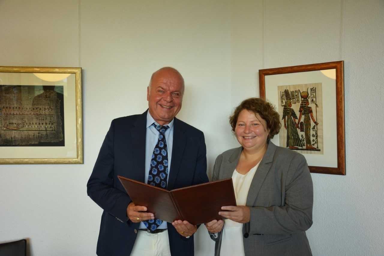 Der Rektor der Hochschule Kehl, Prof. Paul Witt, und Prof. Dr. Annegret Eppler freuen sich über den Zuschlag.