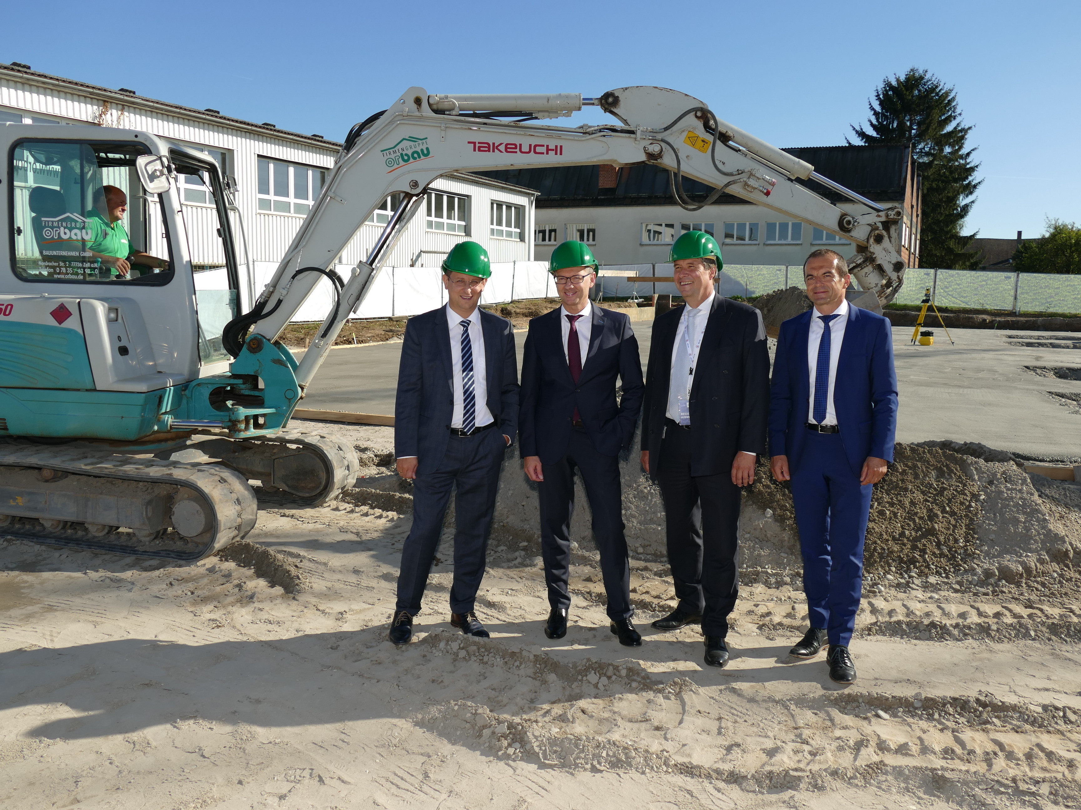 Spatenstich mit der Baggerschaufel (v. l.): Ralf Schaufler, Rico Siefermann, Ulrich Kleine und Jürgen Thoma