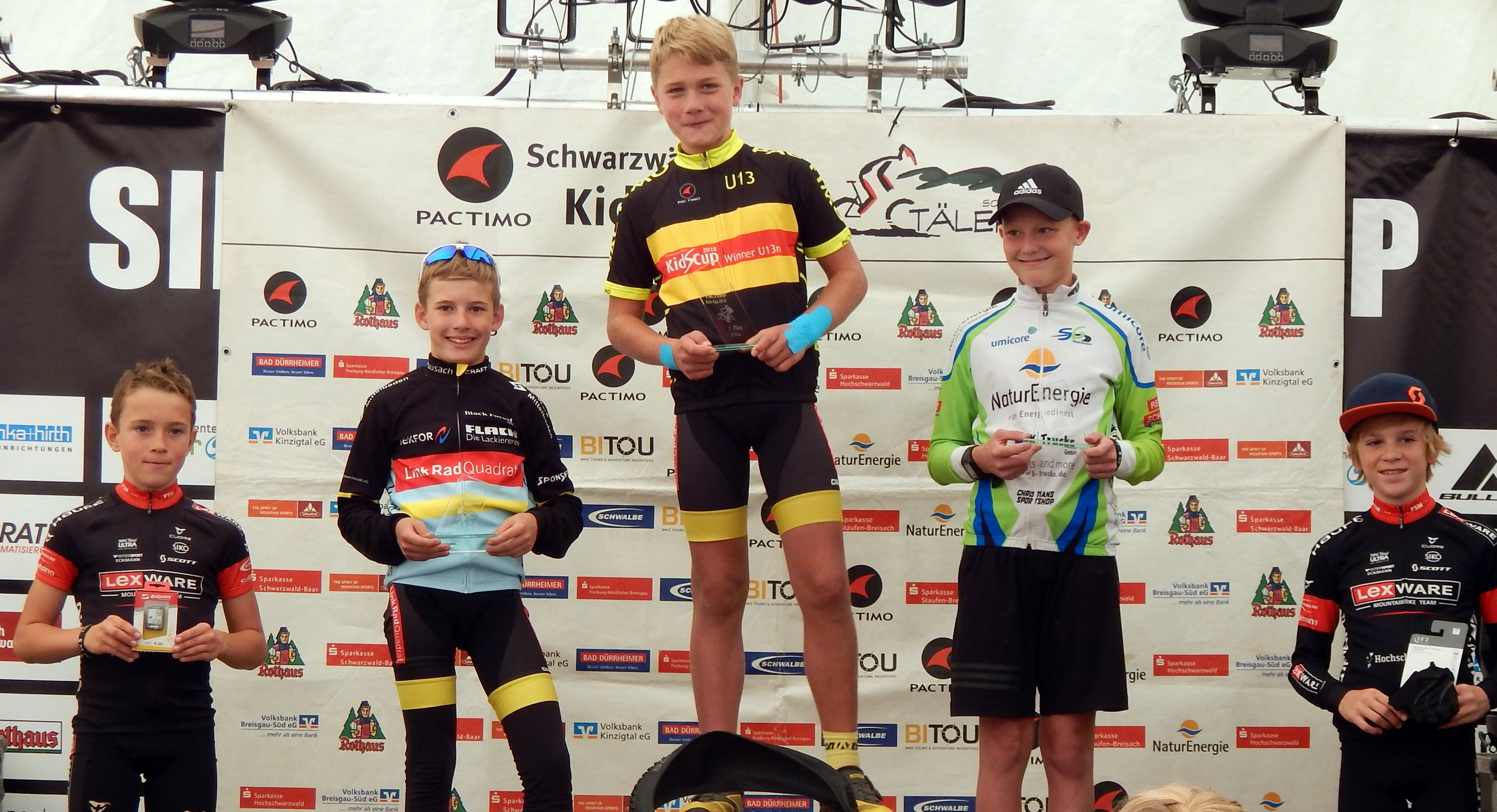 Marlon Uhl (Mitte) und Felix Kopp (2. von links) drückten dem Kids Cup ihren Stempel auf