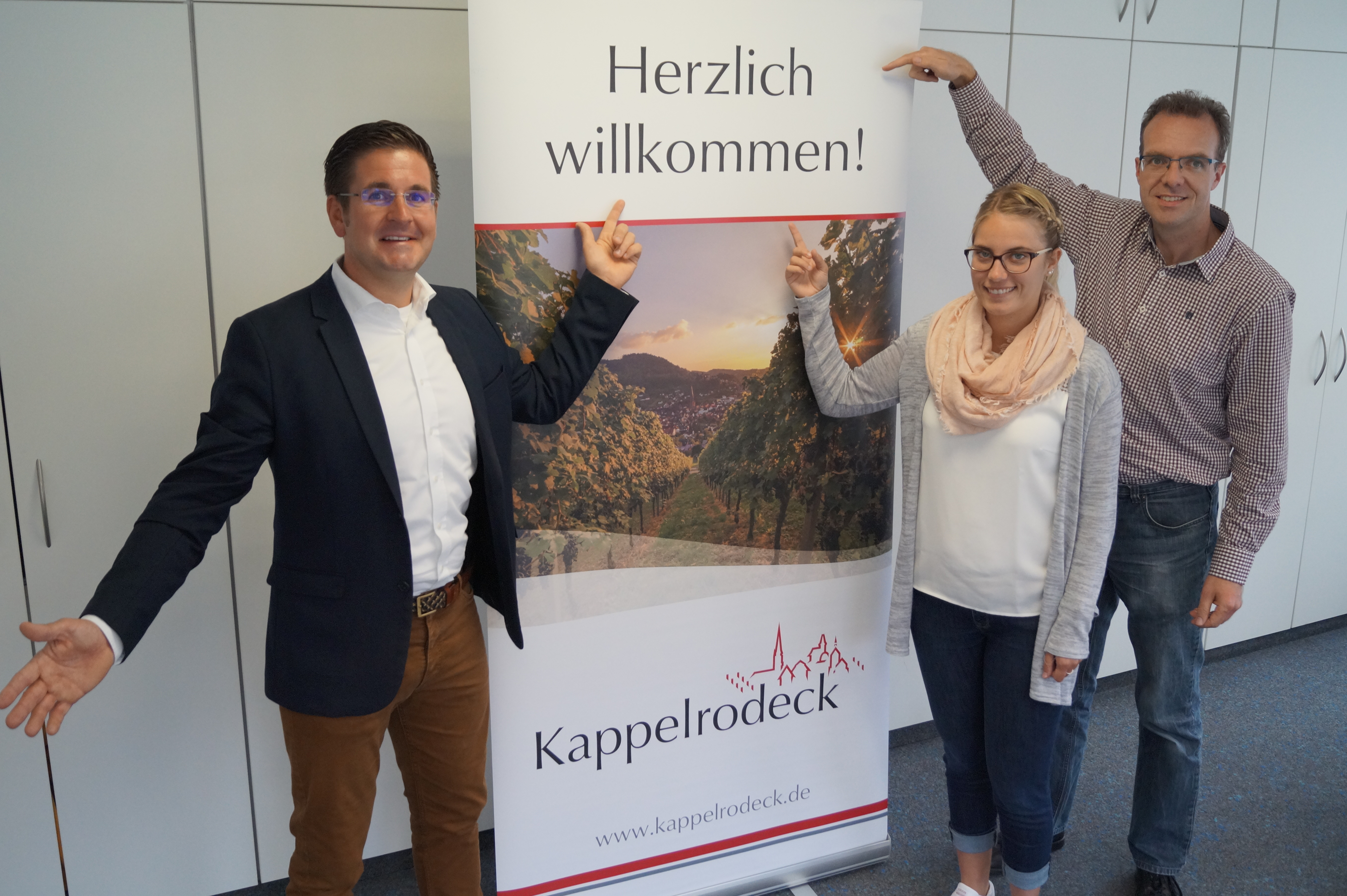 Bürgermeister Stefan Hattenbach (v. l.), Vanessa Boschert und Martin Reichert laden ein zum Neubürgerempfang der ganz besonderen Art.