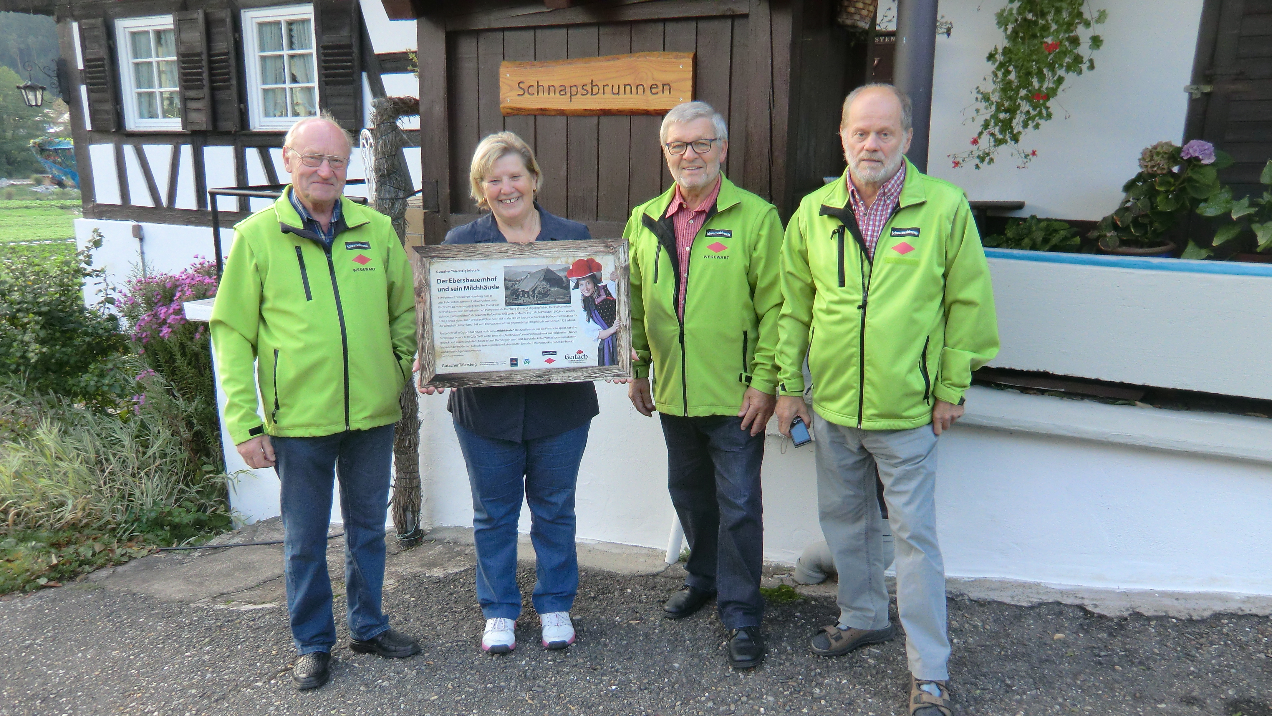 Brunhilde Bösinger mit Ansgar Barth, Jean-Philippe Naudet und Hans-Jörg Haas mit neuer Tafel