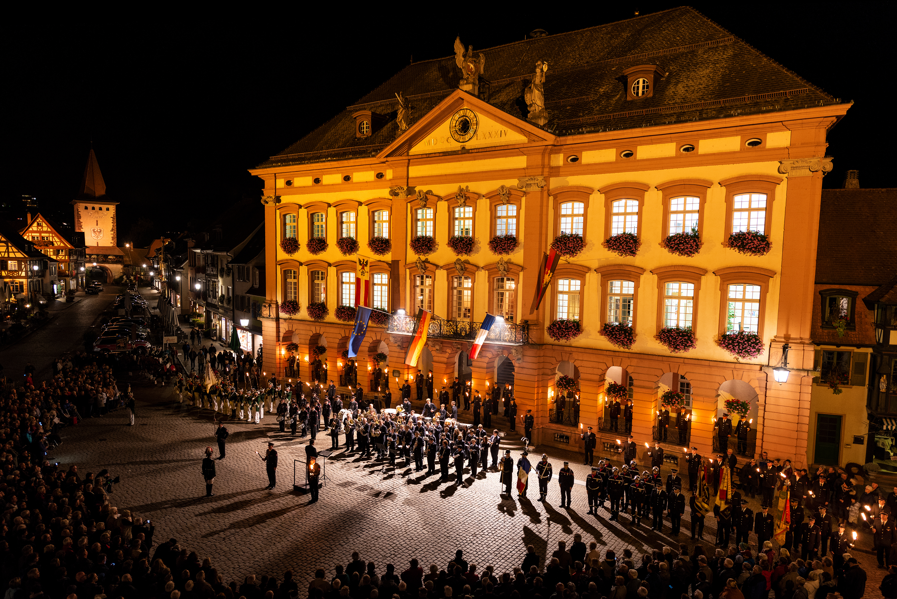 Feierliche Zeremonie vor dem Rathaus