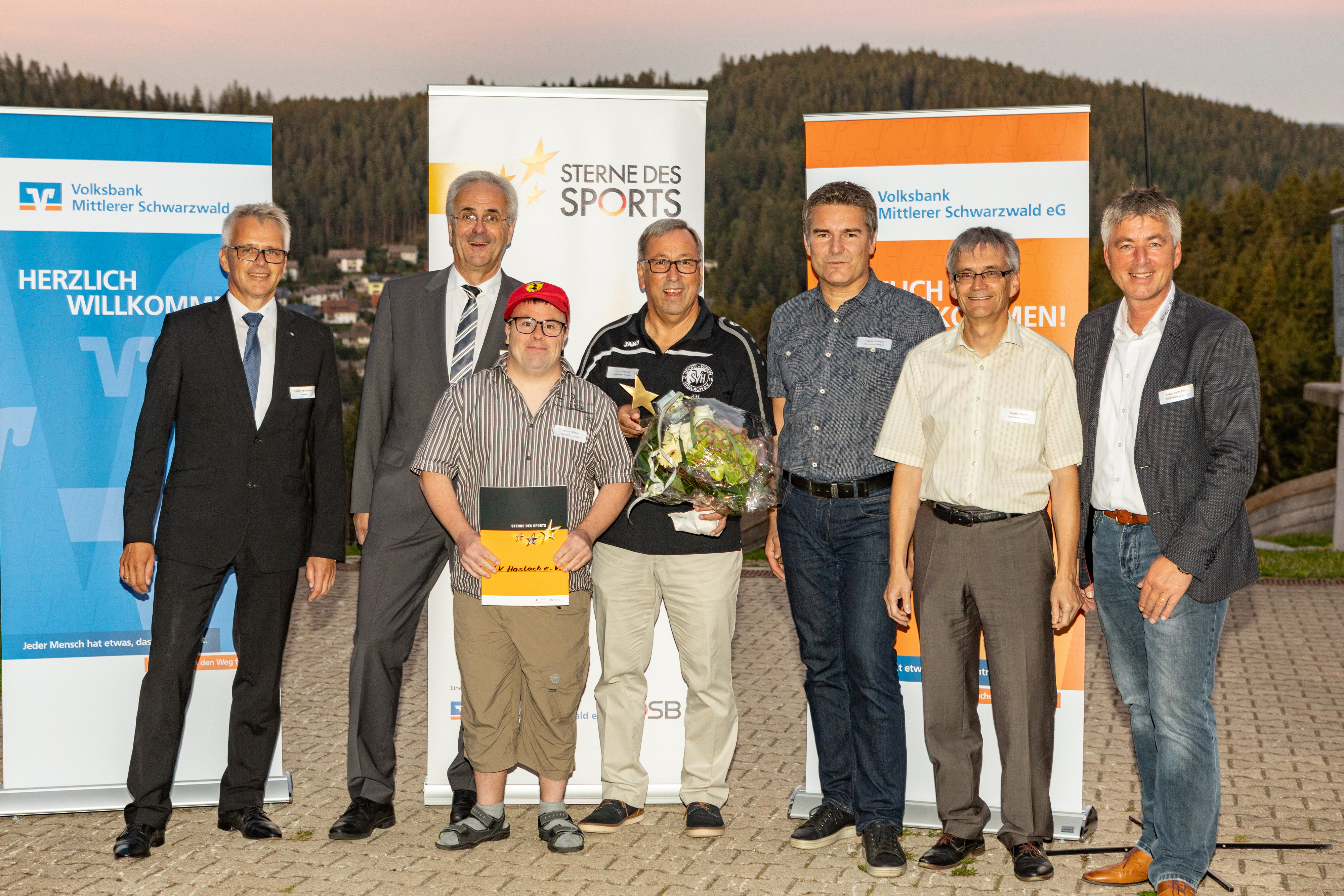 Der Bronze-Sieger SV Haslach mit den Vorständen Martin Heinzmann und Manfred Kuner (v.l.n.r) und Schirmherr Hans-Peter Pohl (rechts)