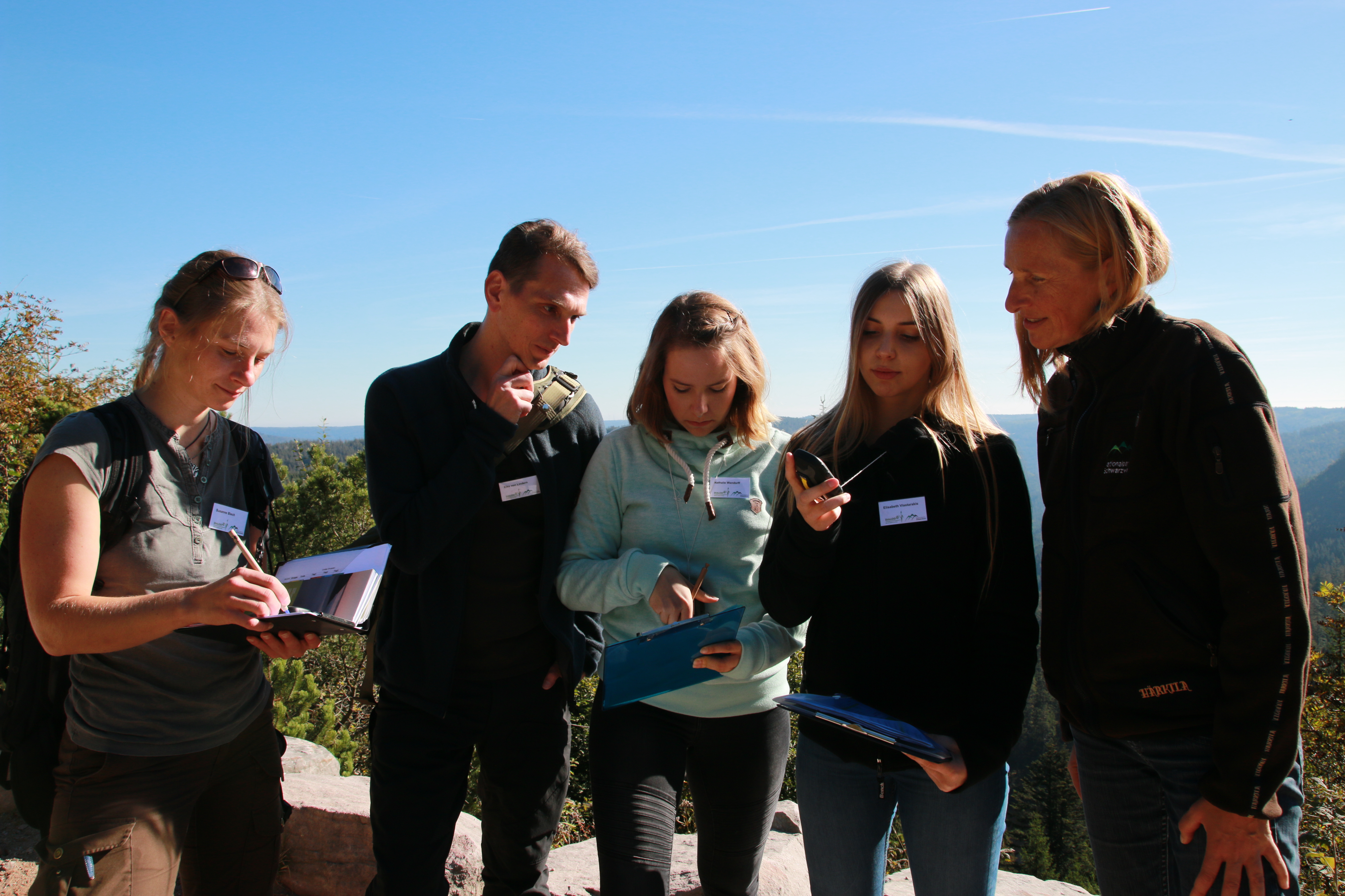 Feldforschung im Nationalpark (v. l.): Umweltwissenschaftlerin Susanne Blech, Eike von Lindern (Dialog N), die Studentinnen Nathalie Wendorff und Elisabeth Vlastarakis von der Hochschule Darmstadt und Kerstin Ensinger vom Nationalpark Schwarzwald mit GPS-Geräten und Fragebögen an einem der Messpunkte.