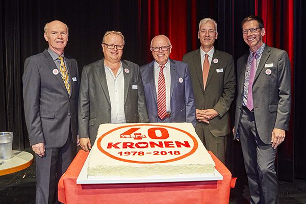 Geschäftsleitung und Mitarbeiter feiern den Kronen-Geburtstag.