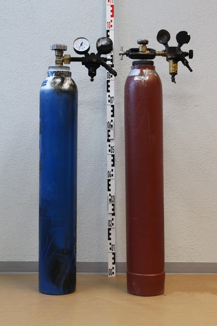 Wer kann etwas zu der Herkunft dieser Gasflaschen sagen?