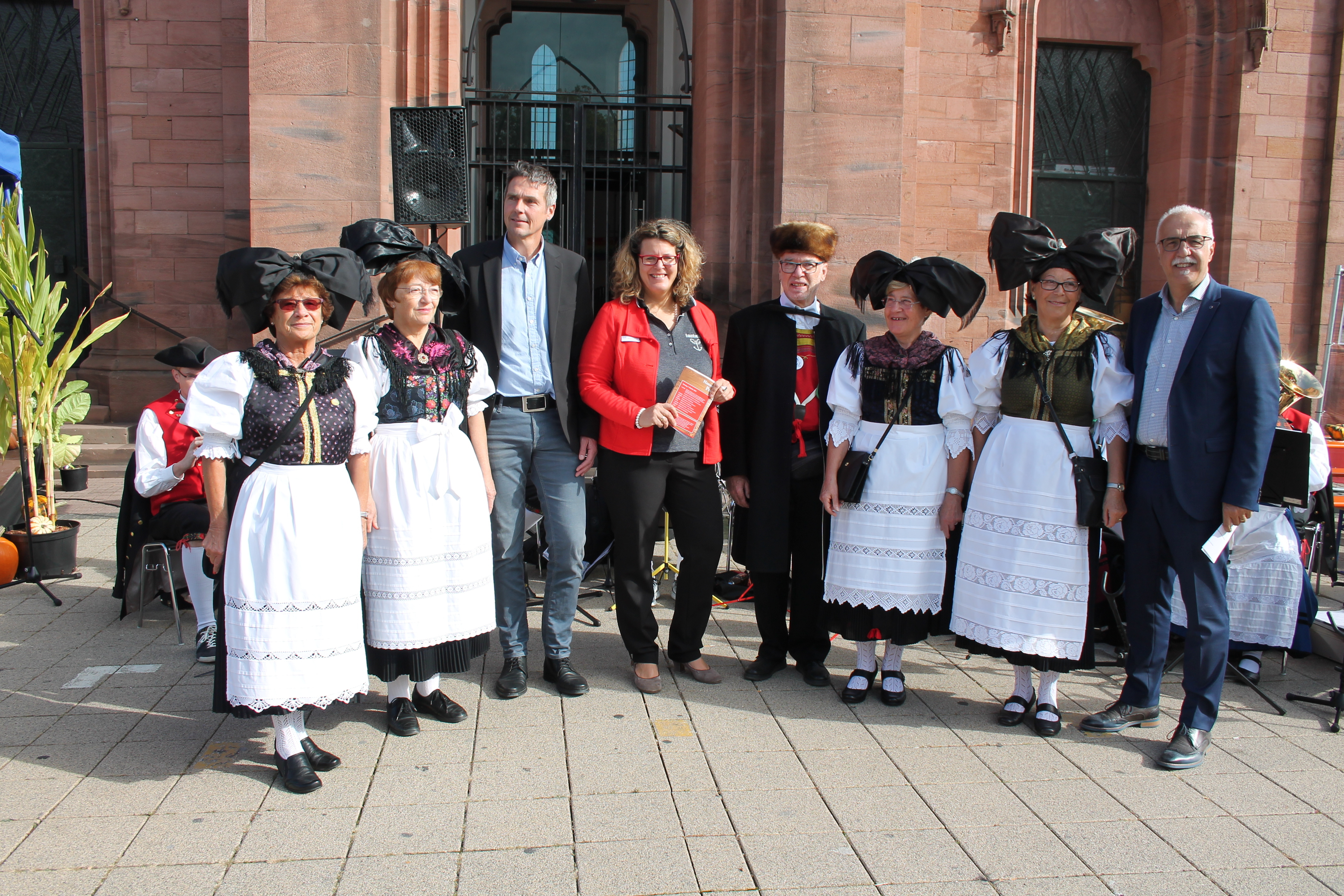 Holger Schütz (3. v. l.), Dezernent Ländlicher Raum beim Landratsamt, Kehler Stadtmarketingchefin Fiona Härtel (Mitte) und Oberbürgermeister Toni Vetrano (r.) eröffneten mit der Marlener Trachtenkappelle den Markt. Mehr Fotos gibt es auf stadtanzeiger-ortenau.de.