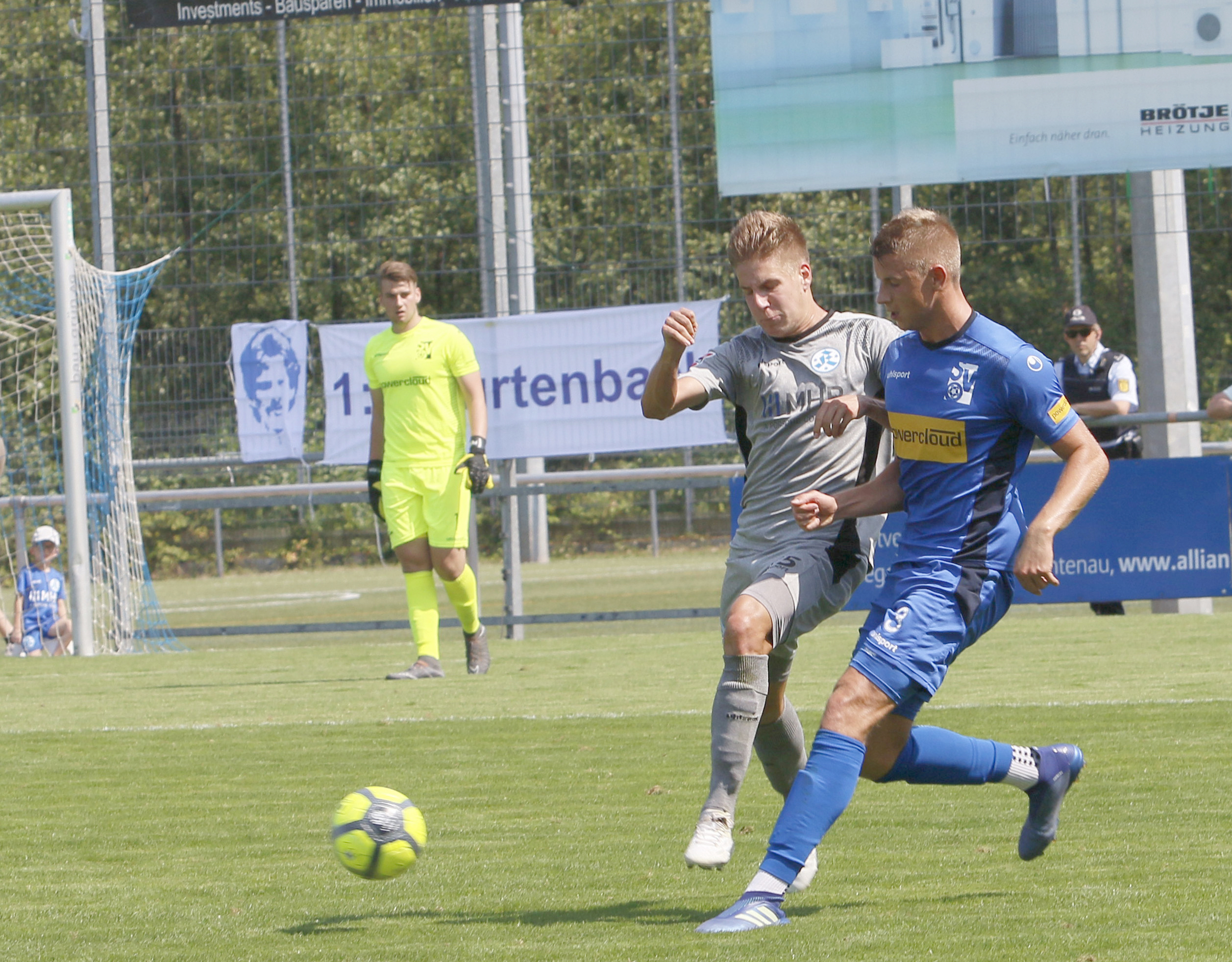 Der SV Oberachern (blaues Trikot) stellte seine Heimstärke erneut unter Beweis und gewann auch sein fünftes Heimspiel.