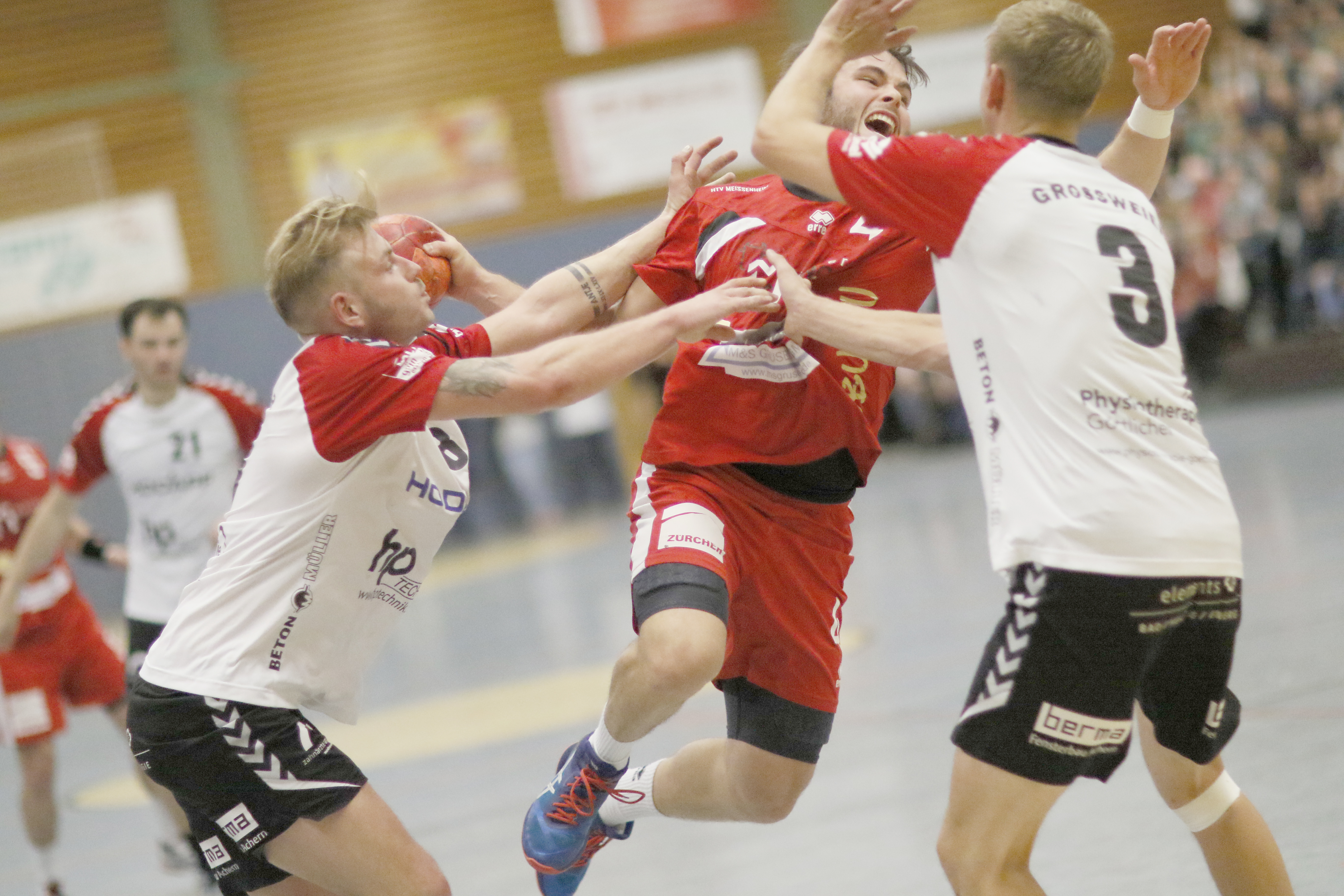 Der TuS Großweier (weißes Trikot) war beim Spiel in Meißenheim überfordert und kassierte eine klare 18:31-Niederlage.