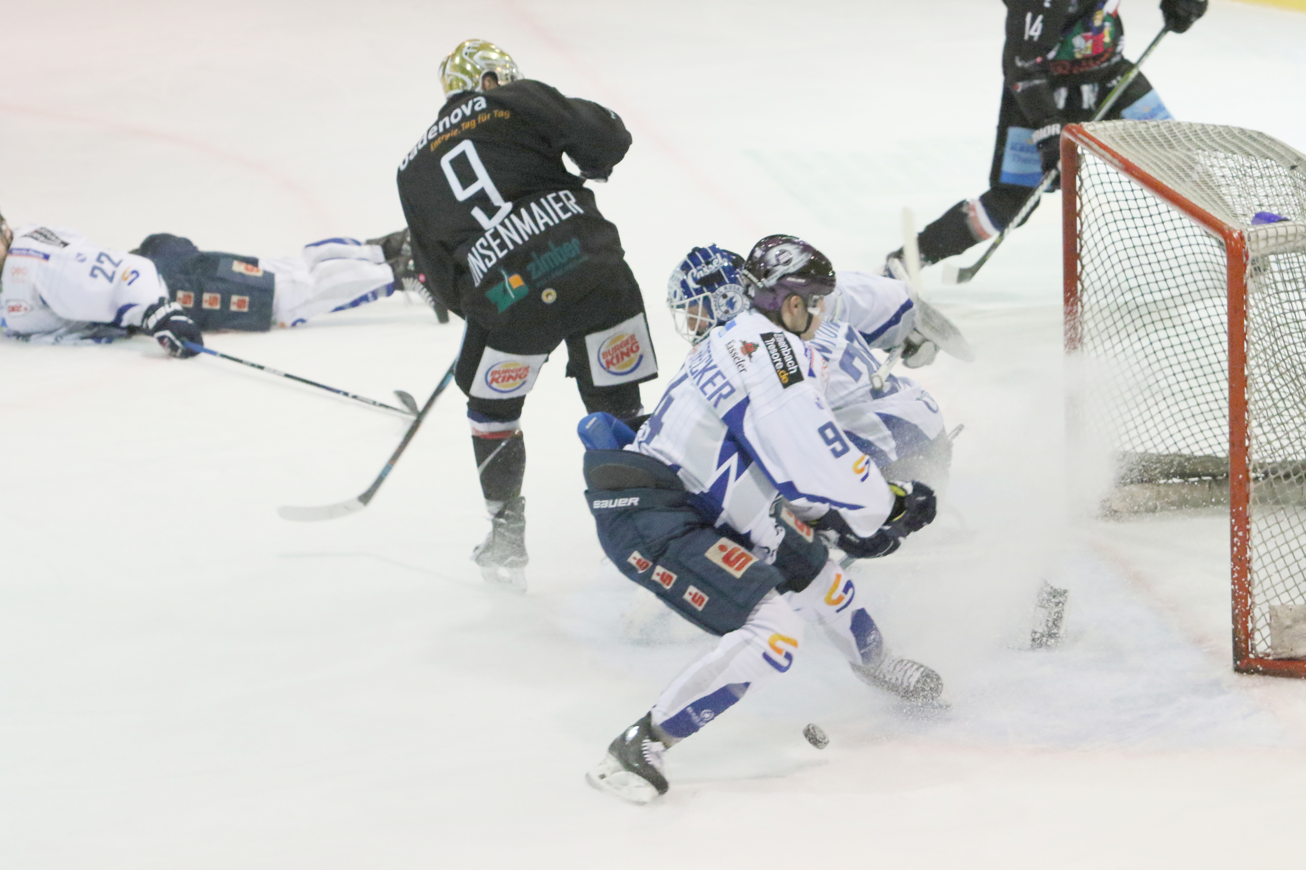 Auf Freiburgs Nicolas Linsenmaier (9) war Verlass. Beim Penaltyschießen traf er zum 2:1-Sieg bei den "Huskies" aus Kassel.