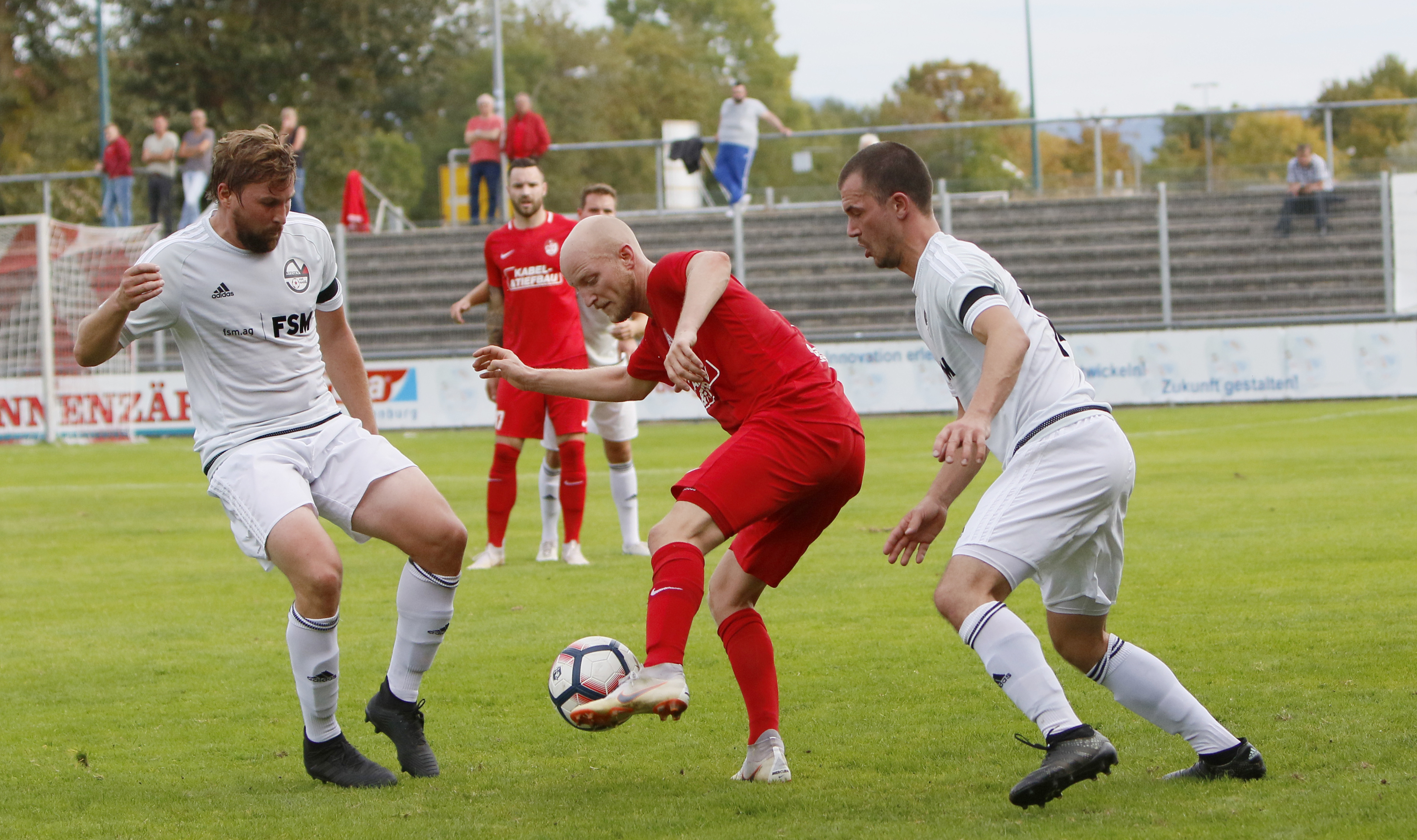 Den Spielern des Offenburger OFV (rotes Trikot) fehlte es gegen Stegen an Durchschlagskraft. Sie blieben unter ihren Möglichkeiten und konnten die Heimniederlage nicht verhindern.