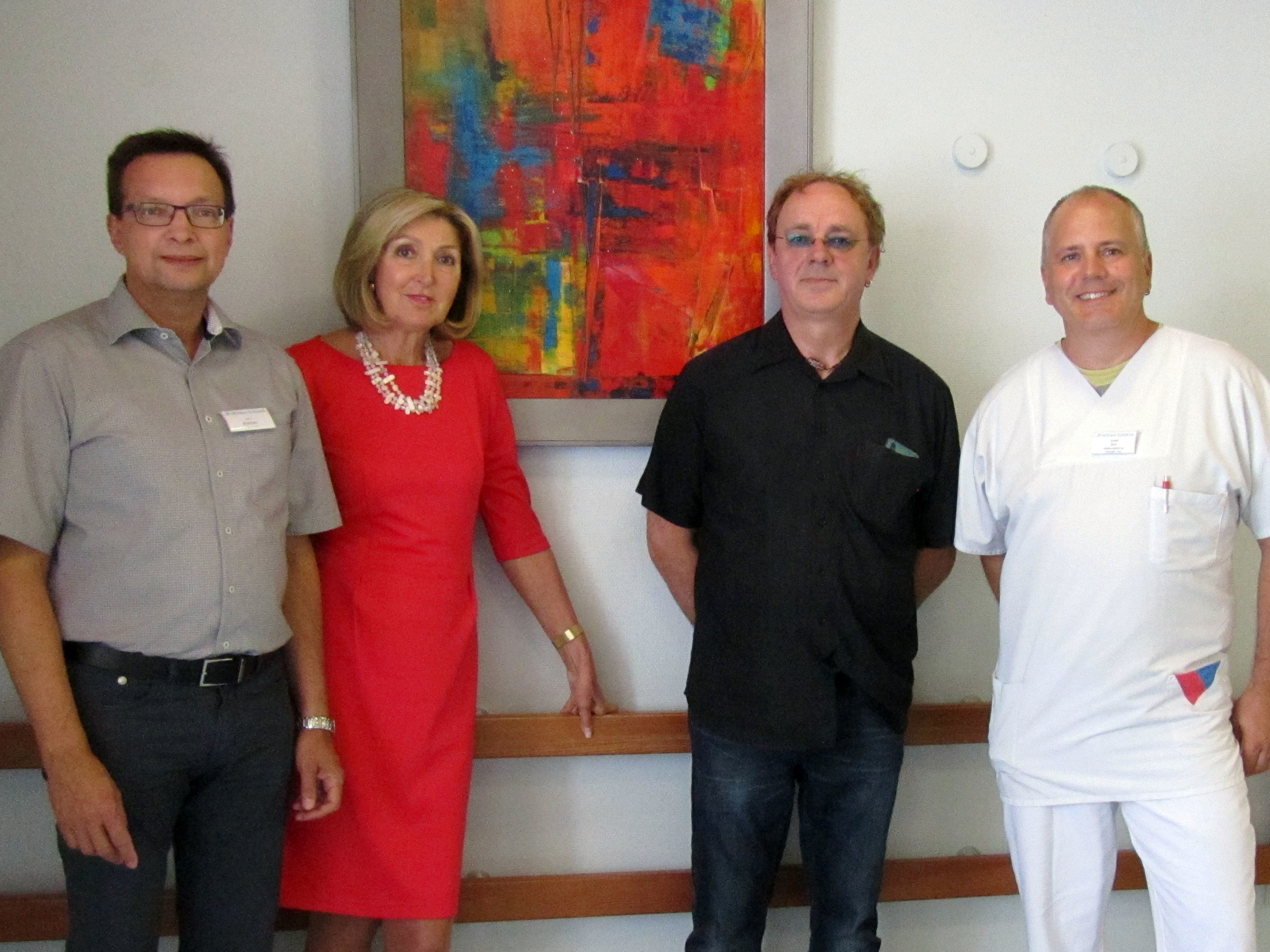 Von links: Bernd Boschert (Pflegedirektor), Petra Lorch (Organisation), Elmar Hund (ausstellender Künstler) und Josef Birk (Abteilungsleiter Pflege