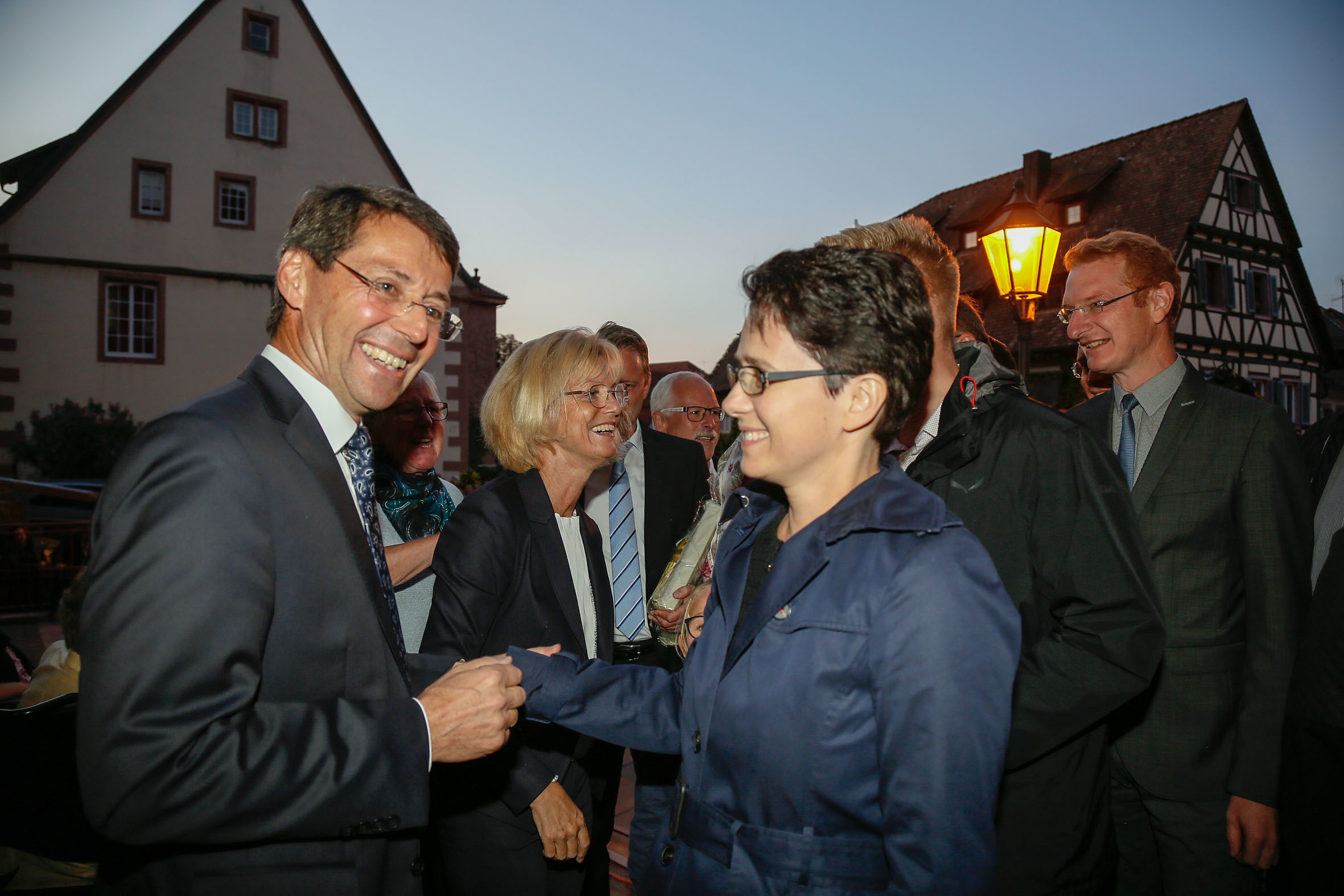 Bruno Metz nahm zahlreiche Glückwünsche entgegen, wie hier von Marion Gentges (MdL).