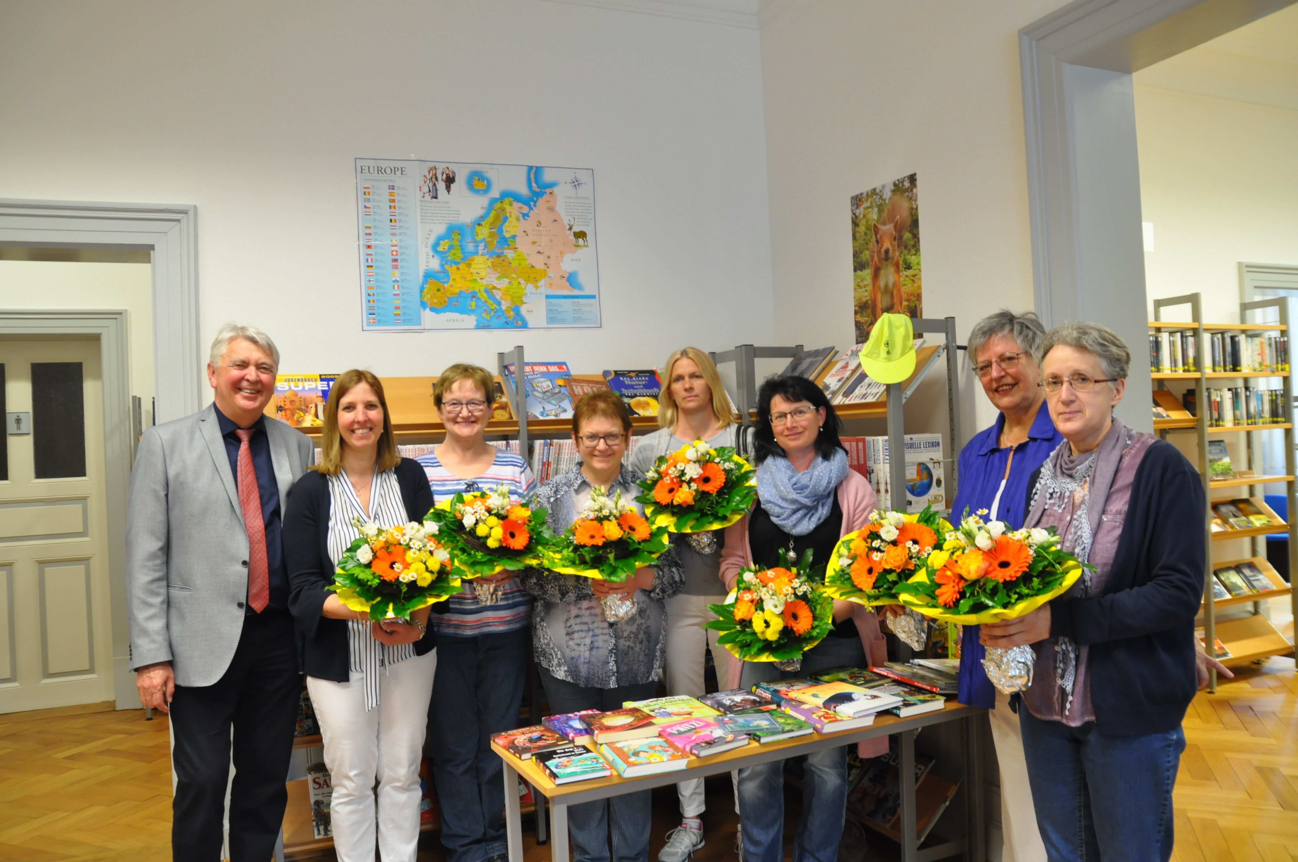 Zum zehnjährigen Bestehen der Mediathek Hornberg ehrte Bürgermeister Siegfried Scheffold (l.) die „guten Geister“ (v. l.): Tanja Tagliareni, Hildegard Schätzle, Christa Radtke, Doris Krüger-Mielke, Sabine Schultheiß, Rosmarie Götz, Beate Gotthans.