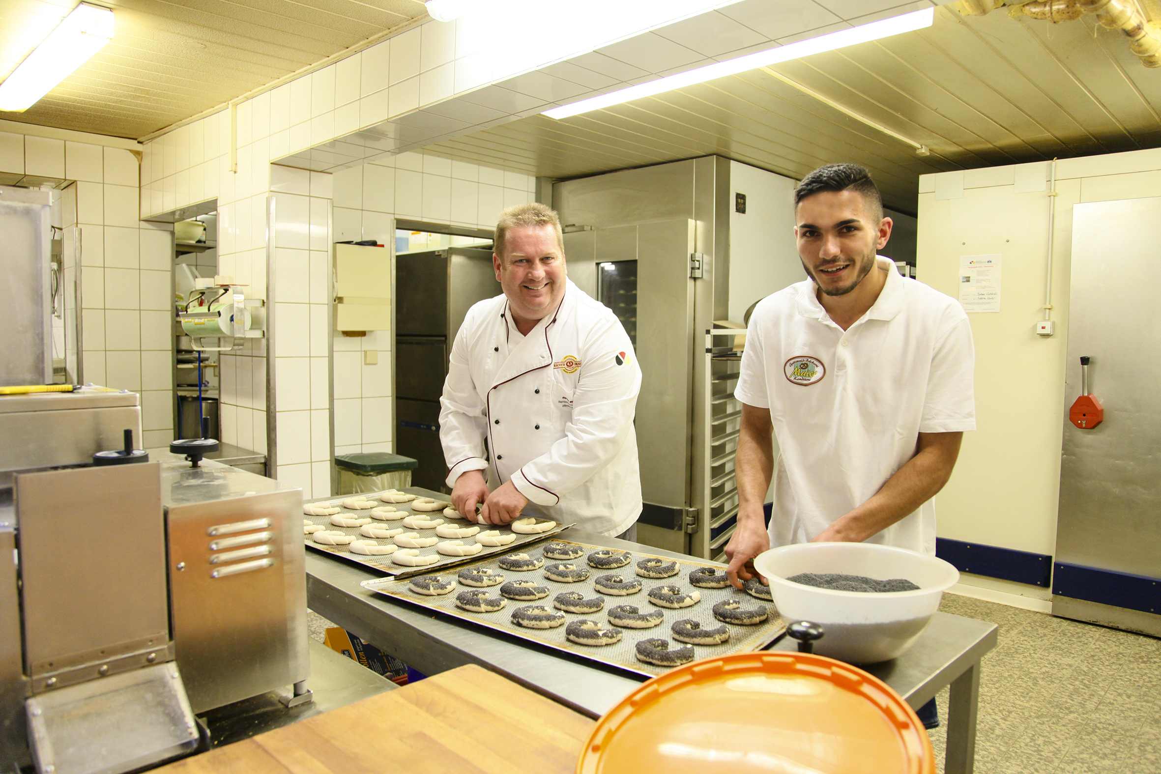 Haki Morina hat seine Ausbildung in der Bäckerei von Werner Maier (links) in Griesheim abgeschlossen. Der Bäckermeister freut sich über die tatkräftige Unterstützung seines neuen Gesellen