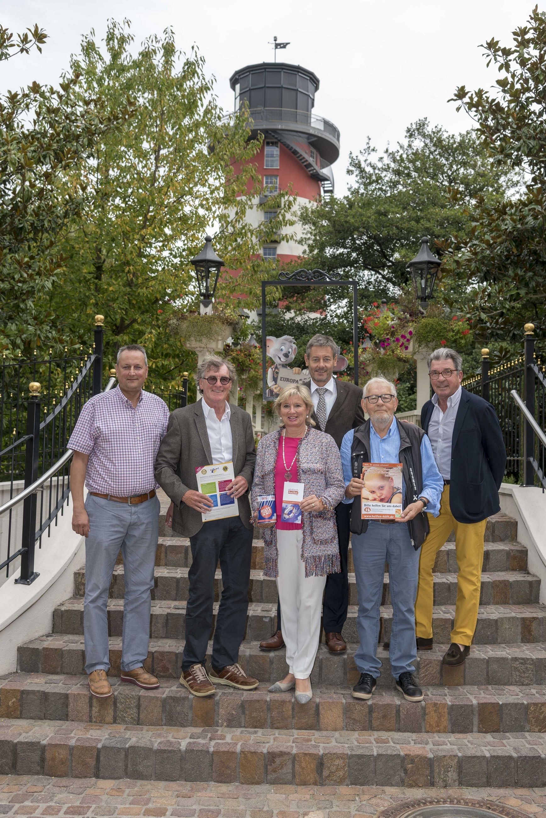 Der Erlös in Höhe von 25 000 Euro übergab das Organisationskomitee der Schwarzwald Charity Open an drei gemeinnützige Einrichtungen: v.l. Martin Arzberger (Golfclub Urloffen), Jürgen T. Siegloch (Rotary Club Offenburg-Ortenau, Team4Winners), Mauritia Mack (einfach helfen e.V.), Ralph Dietrich (Lions Club Oberkirch-Schauenburg), Wolfgang L. Obleser (Förderverein für krebskranke Kinder e.V.) und Klaus A. Sturn (Lions Club Oberkirch-Schauenburg).