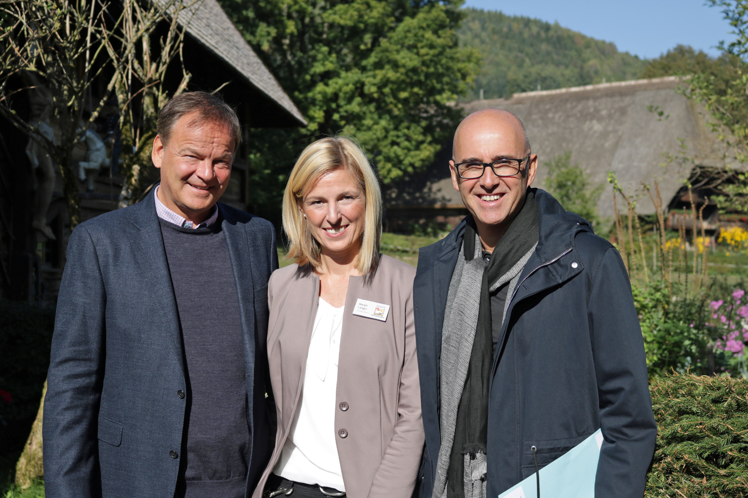 Landrat Frank Scherer, Margit Langer, Geschäftsführerin des Schwarzwälder Freilichtmuseum Vogtsbauernhof, und Frédéric Bierry, Präsident des Départements Bas-Rhin (v. l.)