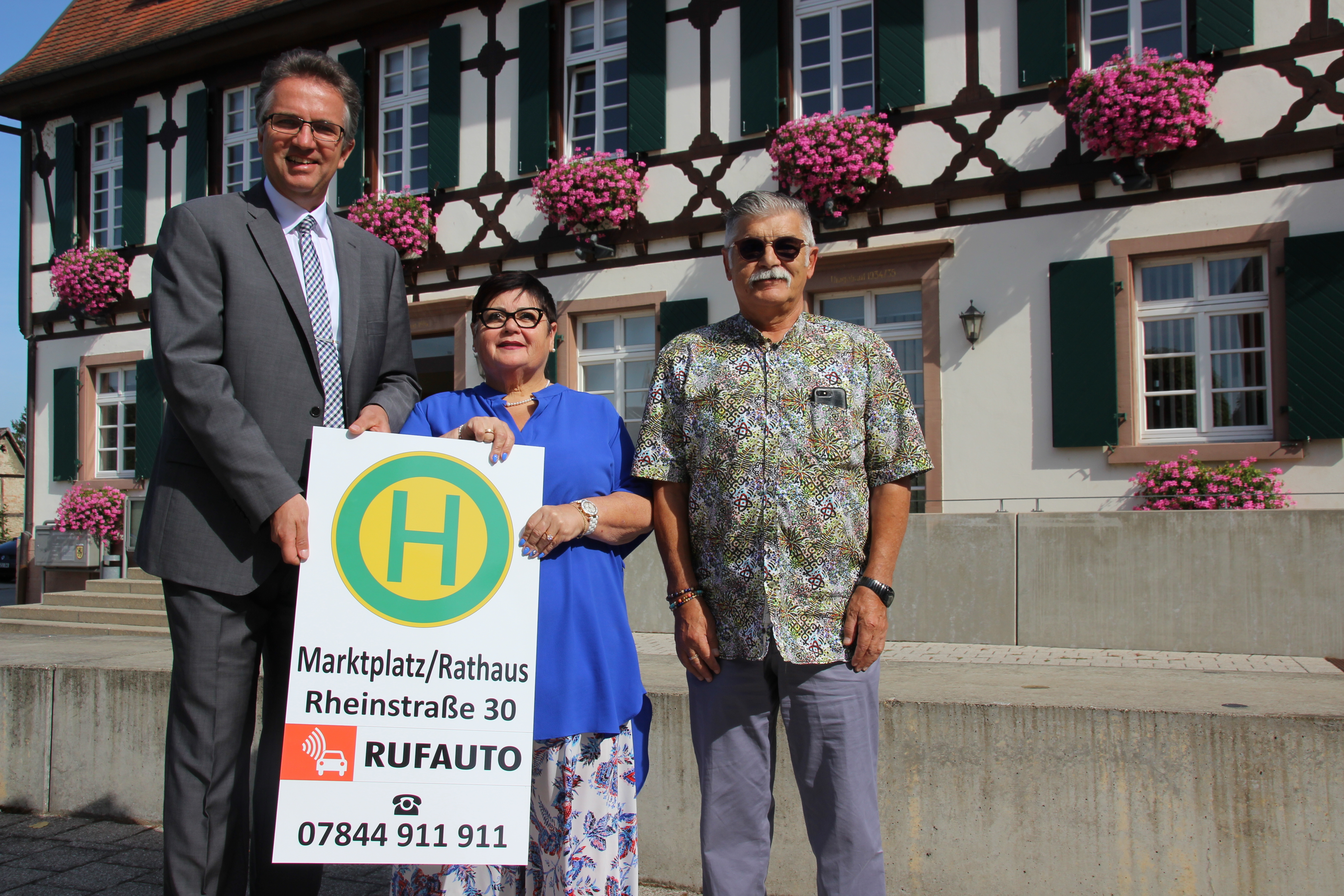 Das bestehende Angebot im öffentlichen Personennahverkehr wird durch das "RufAuto" verbessert (v. l): Bürgermeister Michael Welsche, Claudia Meder-Thumberger und Helmar Thumberger von der Firma "BadenBlitz".