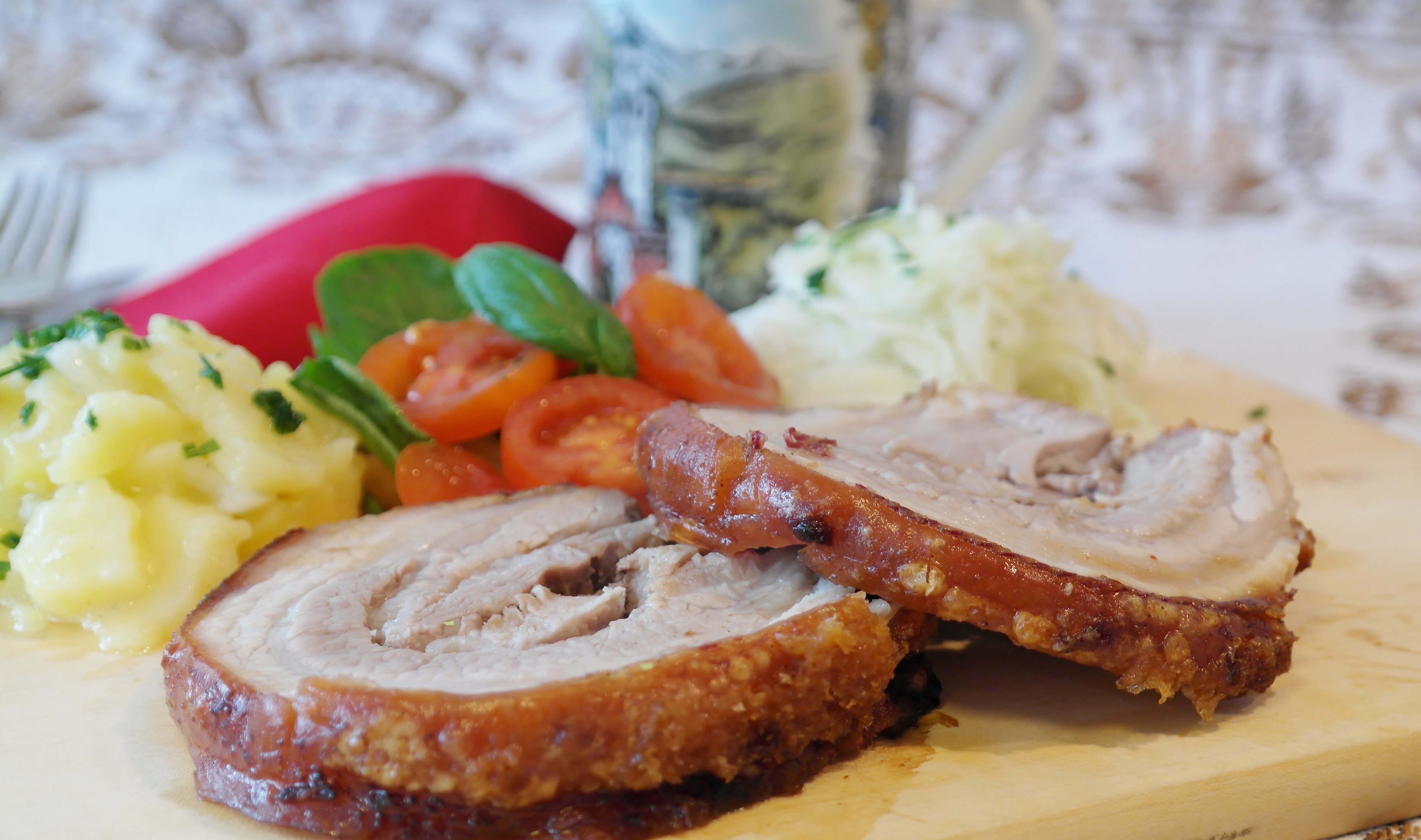 Ein Schweinerollbraten kann einfach nur zu Kartoffelsalat genossen werden.