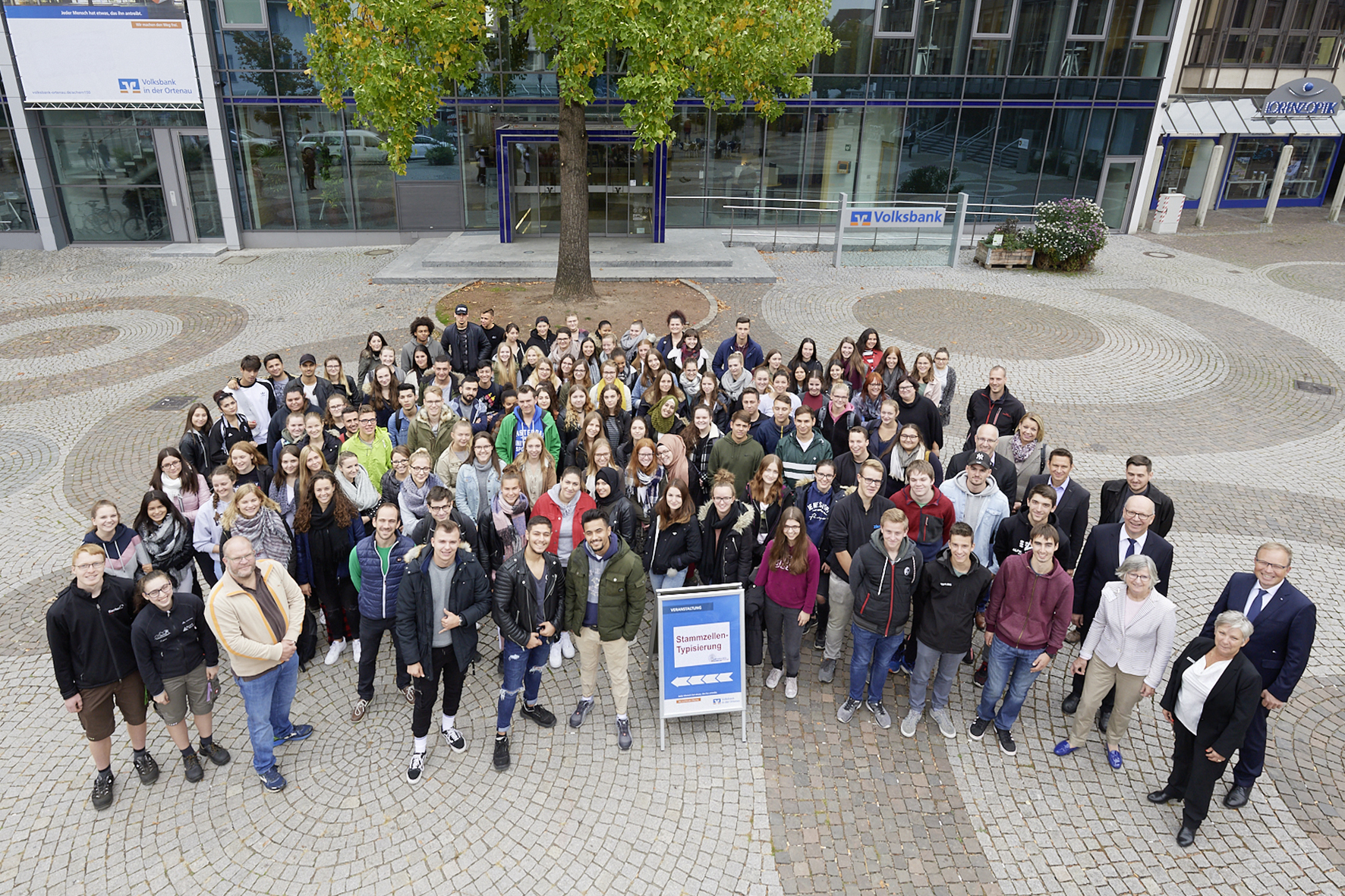 Einen Teil der jungen Menschen, die sich typisieren ließen. Am rechten Bildrand: Markus Dauber (Vorstandsvorsitzender Volksbank in der Ortenau), Thomas Huber (Bereichsleiter Privatkunden), Elisabeth Lennartz (Leiterin Freiburger Stammzellendatei) und Studiendirektor Ralf Schneider von den Beruflichen Schulen Achern