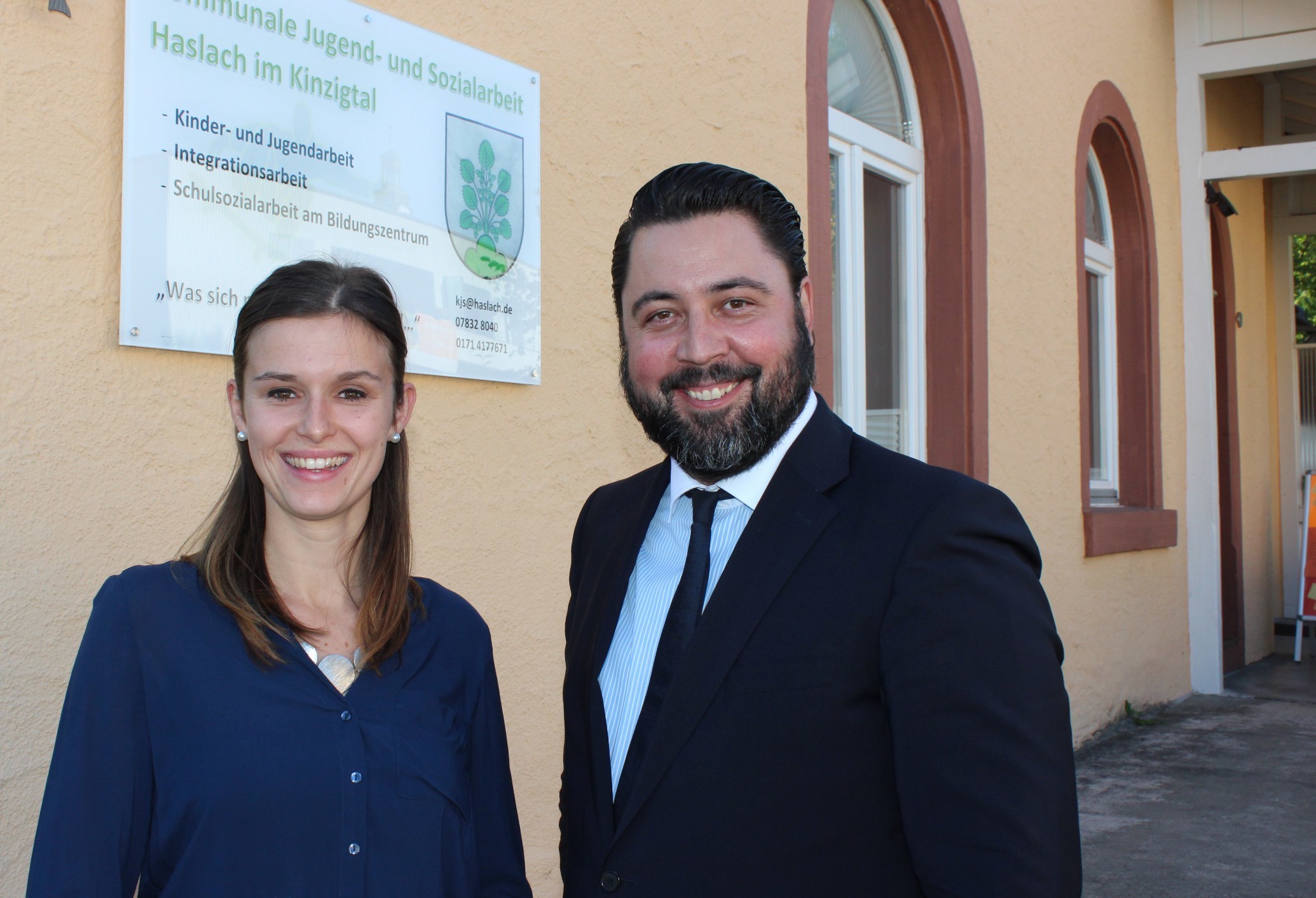 Samira Jilg neue Leiterin der Jugendarbeit in Haslach und Bürgermeister Philipp Saar