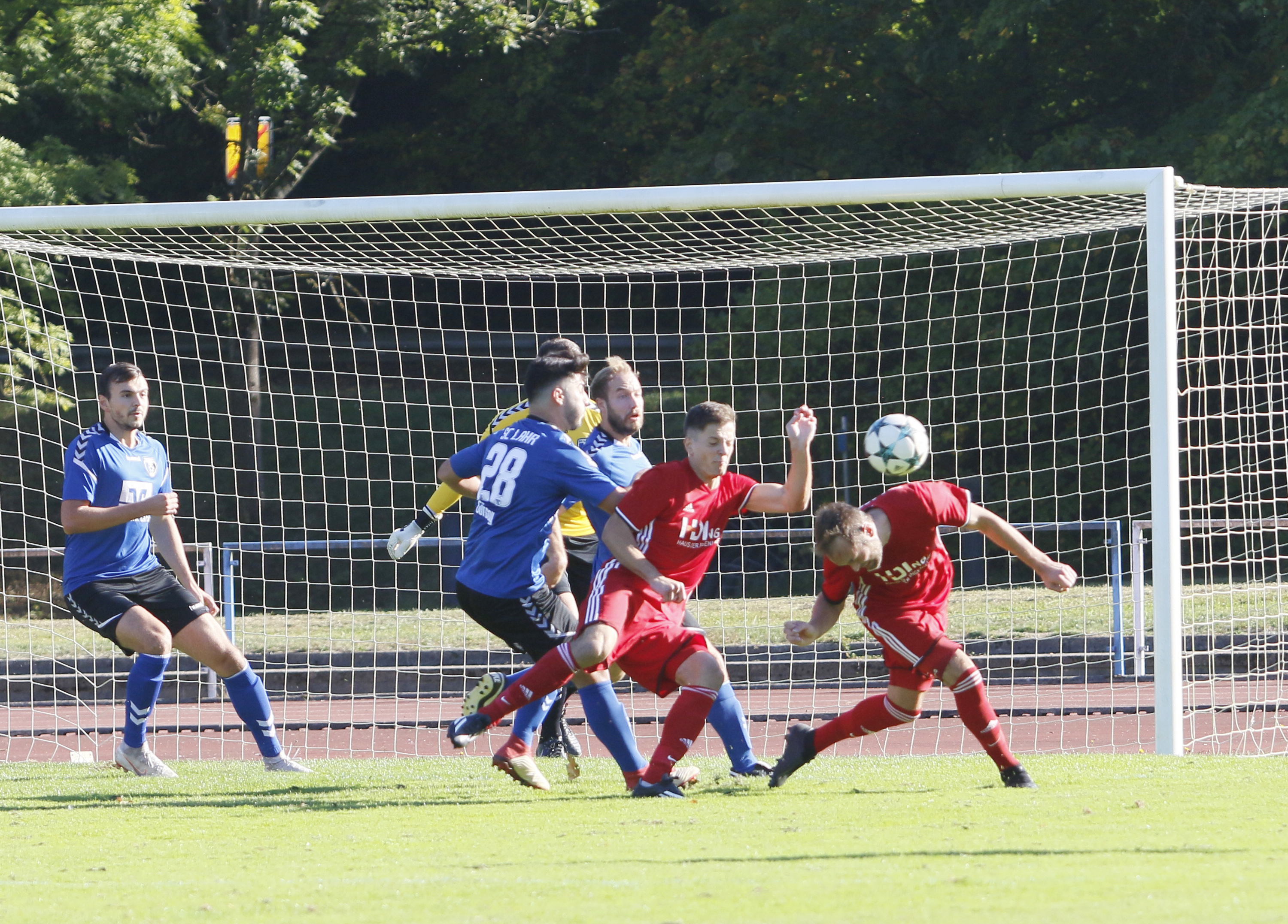Der SC Lahr (blaues Trikot) setzte sich knapp mit 2:1 gegen Aufsteiger Oppenau durch.